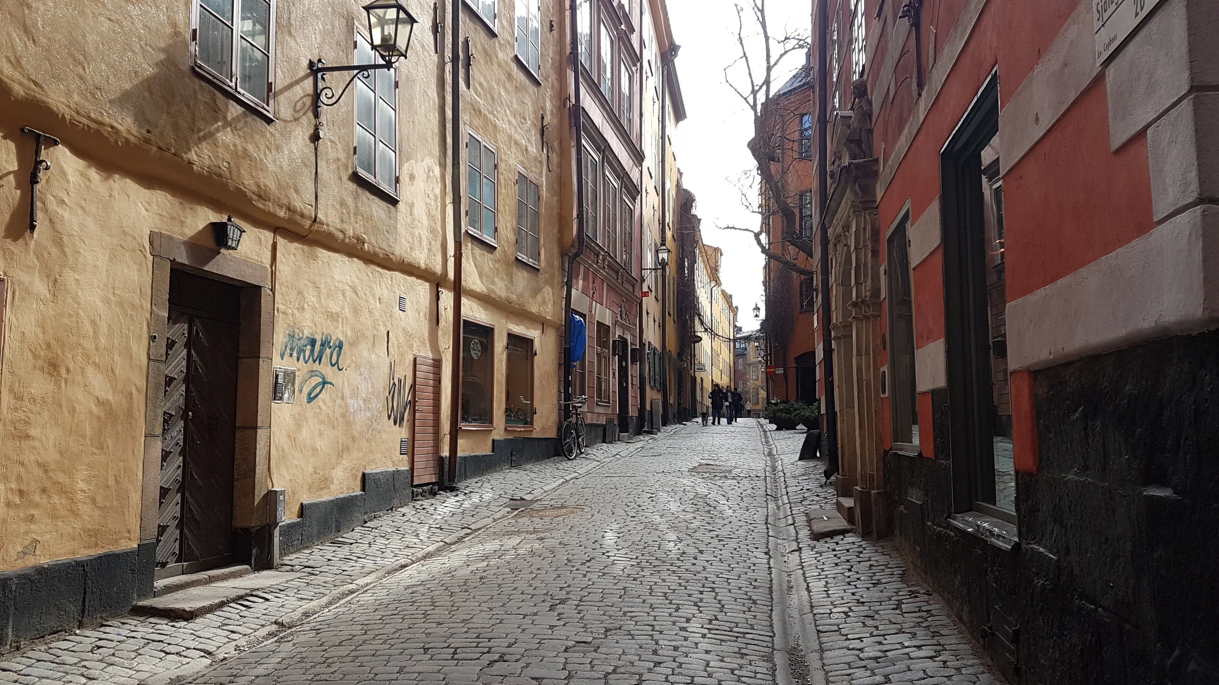 I am immensely disappointed with the turn out of the photos I took in Stockholm, partially because I don't have a proper camera and have thus been taking all of these with my phone, but also because I am not much of a photographer. This is my favour…