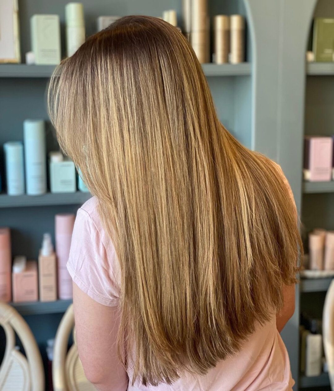 Beautiful and blended💫​​​​​​​​
​​​​​​​​
This beauty came in for a full foil with a root melt, and look at this STUNNING result 🙌🏻 Adding a root melt, smudge, or a shadow root to your full/partial foil allows for a softer grow-out, all while keepin