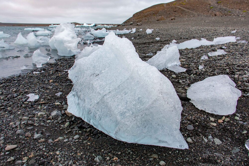  Chunks of ice washed ashore at Jökulsárlón 