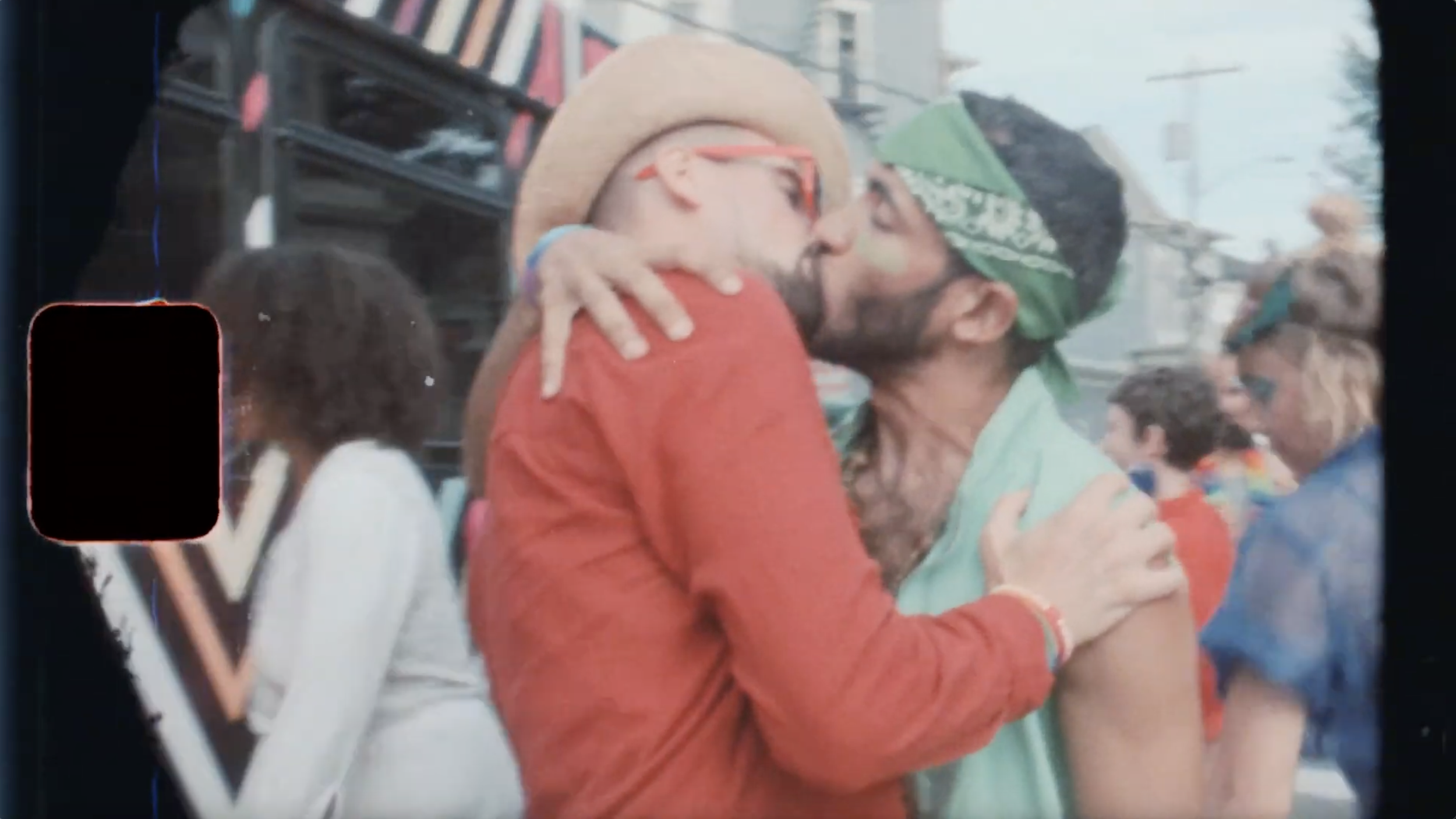 Super 8 - Kiss.png