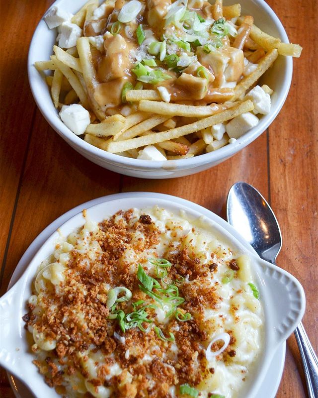 @walruscarpenterct dinner with G ❤️ Mac &amp; cheese and poutine by @rigitonioni 🙌🏻👏🏼 Made me feel like I was right back in Montr&eacute;al ✨