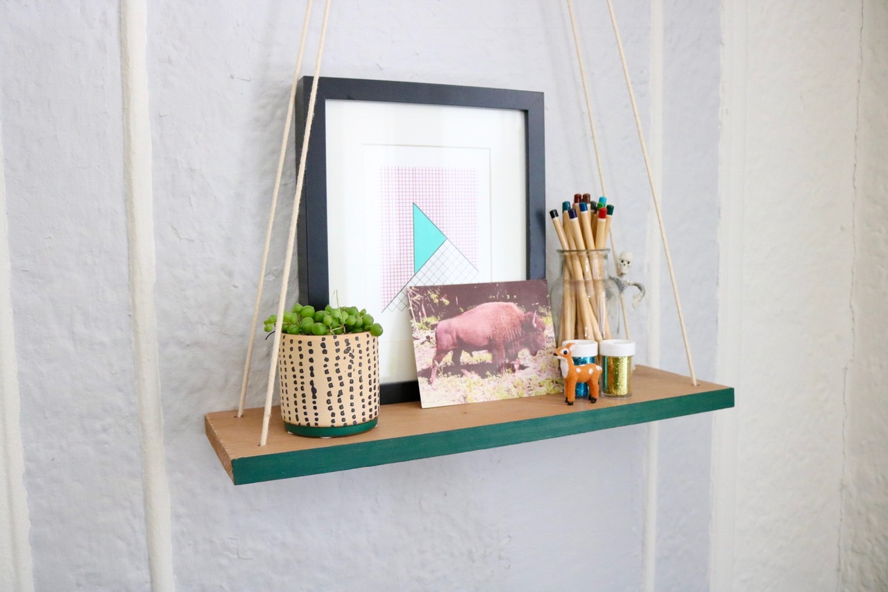 Easy DIY Hanging Shelf #hangingshelf #floatingshelf #floatingshelves #apartmentliving #easydiy #homedecor #apartmenttherpy #shelfie #livingroomdecor #wood #ropeshelf