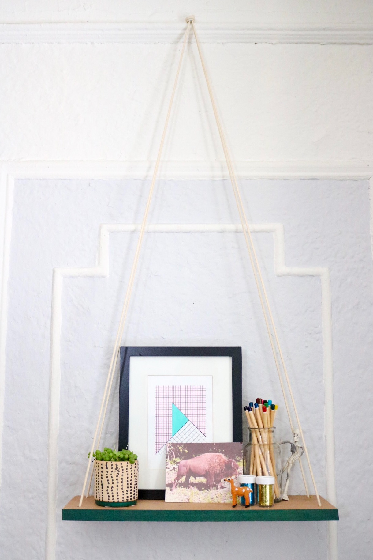 Easy DIY Hanging Shelf #hangingshelf #floatingshelf #floatingshelves #apartmentliving #easydiy #homedecor #apartmenttherpy #shelfie #livingroomdecor #wood #ropeshelf
