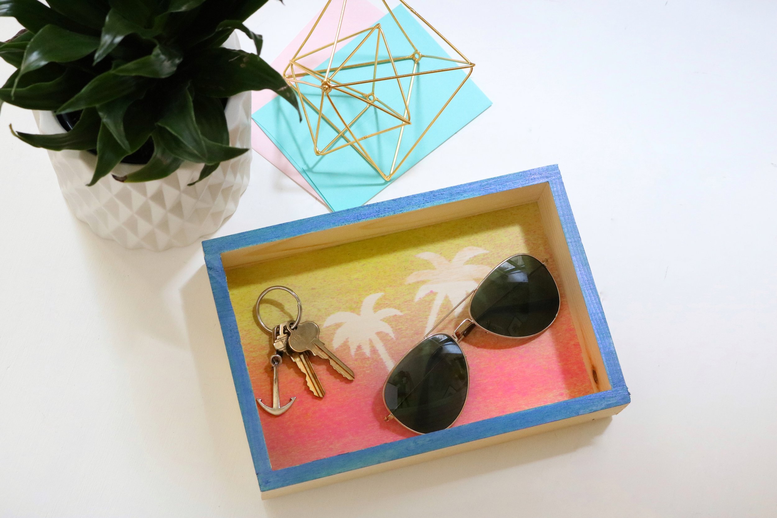 Summer Neon Palm Tree Catch Tray DIY #summercraft #summerdecor #summerdiy #craftsforkids #neon #bright #colorful #color #sunglasses #hallway #entryway #catchtray #keytray