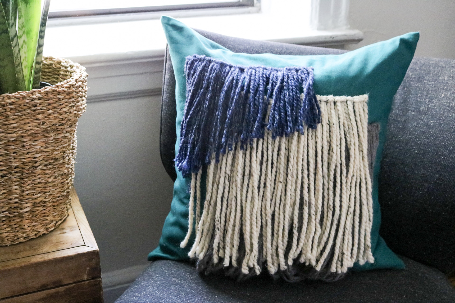 DIY Shag Pillow Cover #boho #bohostyle #yarnwallhaning #pillowcoverdiy #pillowcover #livingroomdecor #livingroom #yarn #yarnprojects