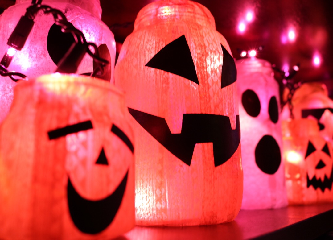 Easy DIY Halloween Luminaries #halloweencrafts #halloweendiy #halloween #booityourself #modpodge #tissuepaper #pumpkins #nocarvepumpkins #halloweendecorations #halloweendecor #hauntedhouse #blackcat #halloweencrafting #easycrafts #easydiy #moodlighting