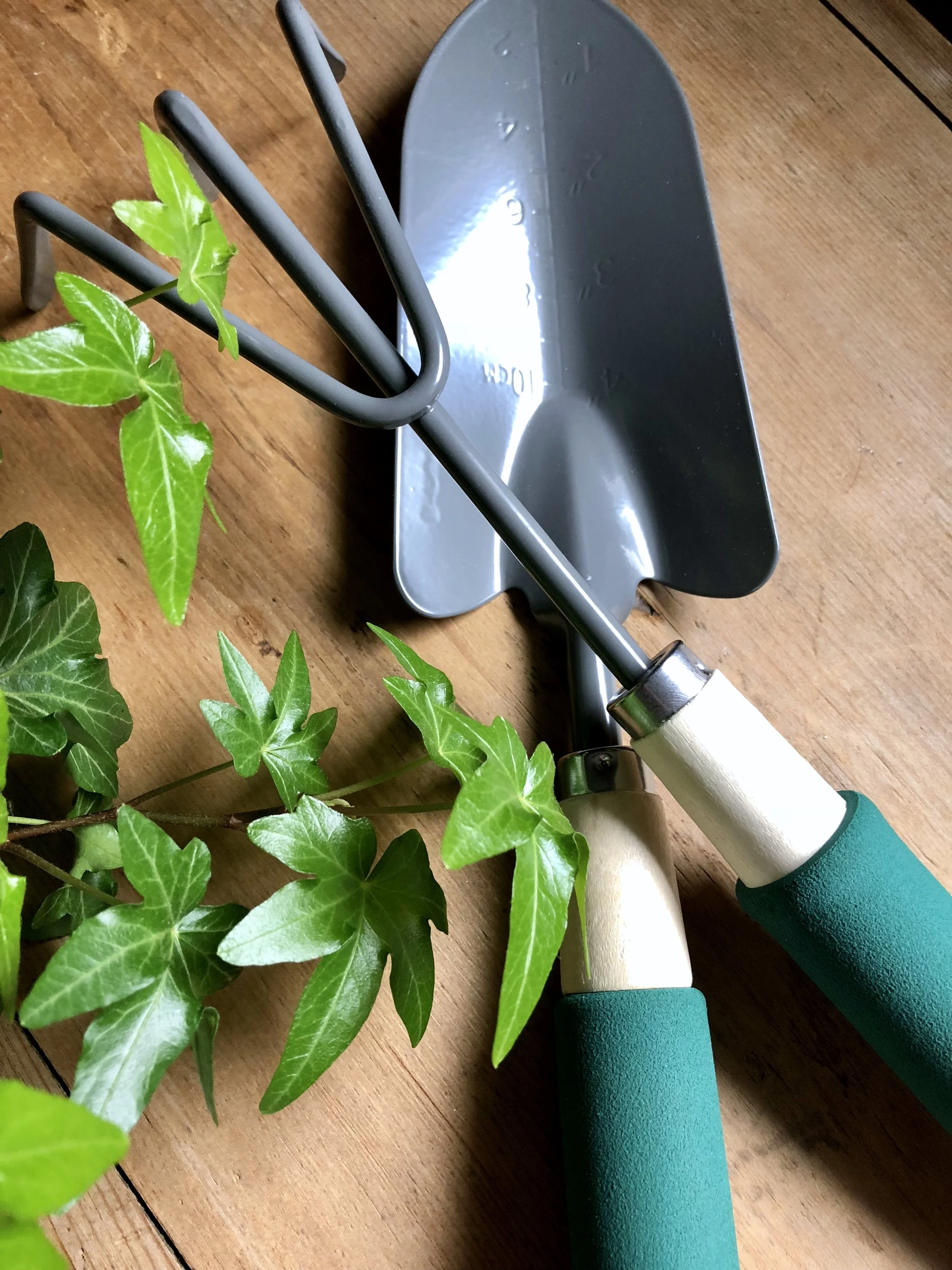 Dollar Store Marbled Gardening Tools for Mother's Day #mothersdaydiy #mothersdaygift #dollarstorediy #dollarstorecraft #greenthumb