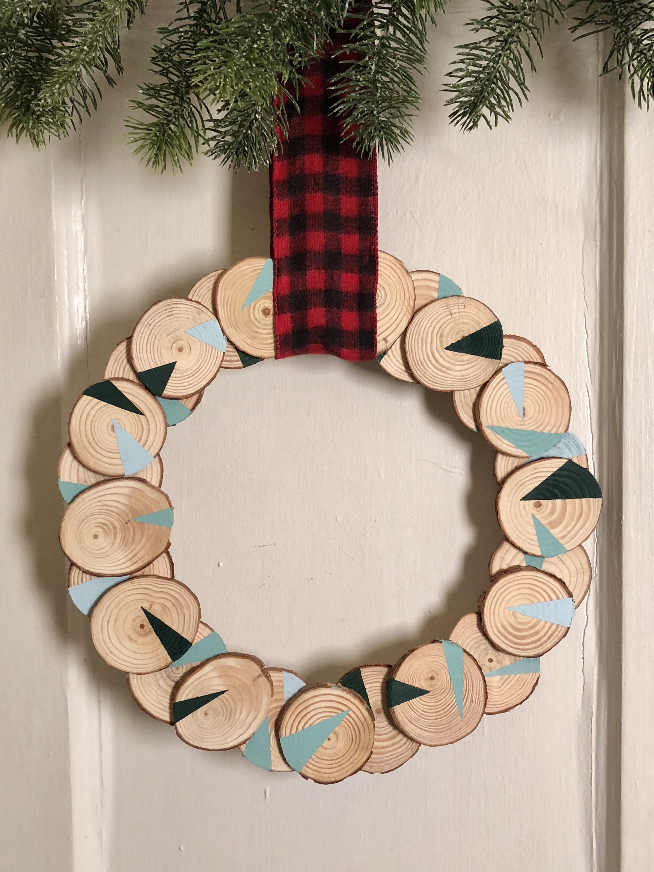 Three easy Christmas DIYs made from wood slices - a wood slice print, a wreath, and easy potpourri!