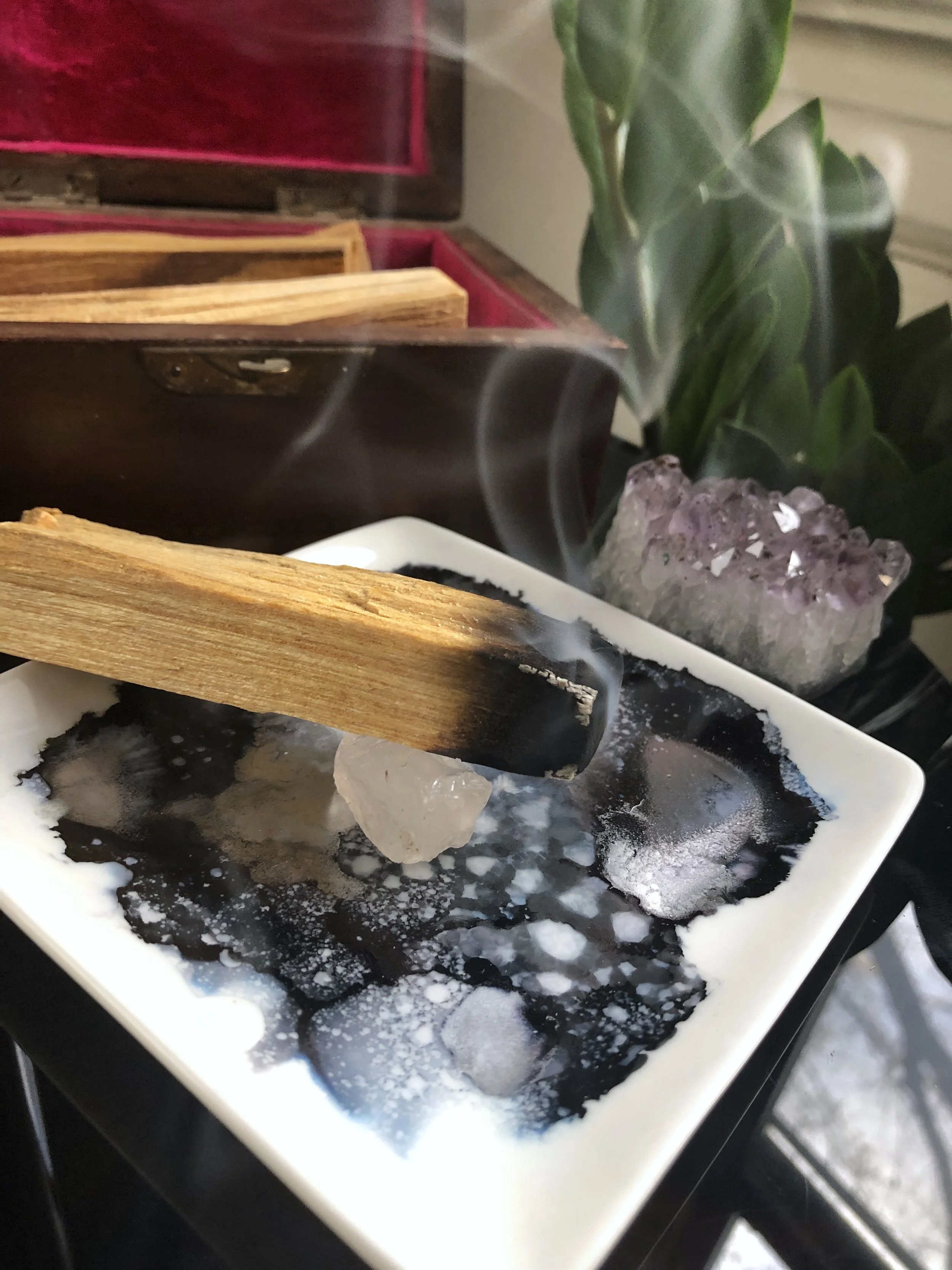 DIY Palo Santo Alcohol Ink Tray #hippiecraft #crystals #smudging #smudgestick #craftstodowhenyourbored