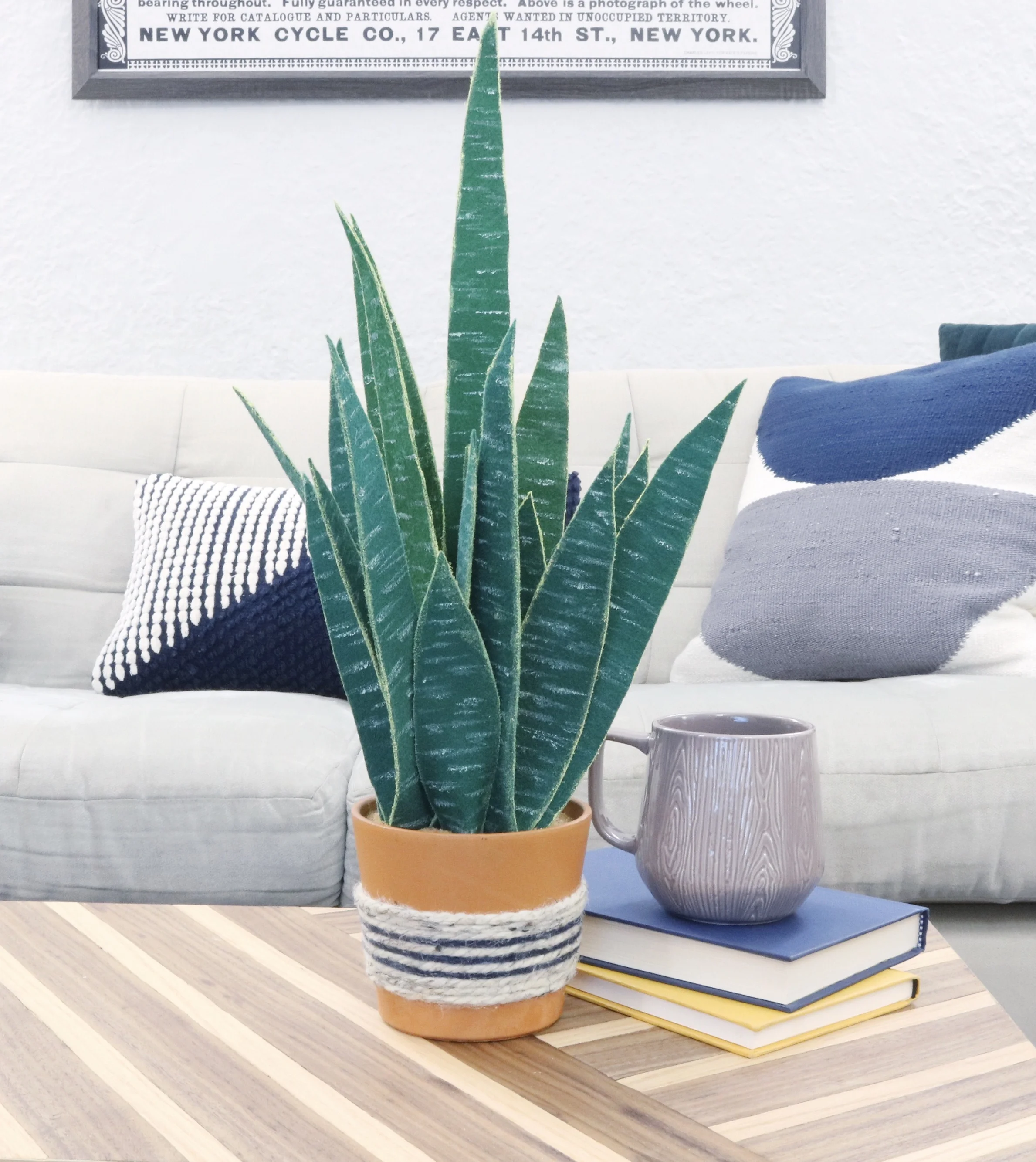 DIY Felt Snake Plant #felt #houseplants #snakeplant #homedecor #indoorgarden #snakeplants #modpodgeultra #terracotta #fauxplants #fakeplants #bohostyle #bohovibe #greenthumb #blackthumb #feltdiy #feltcraft #feltplant