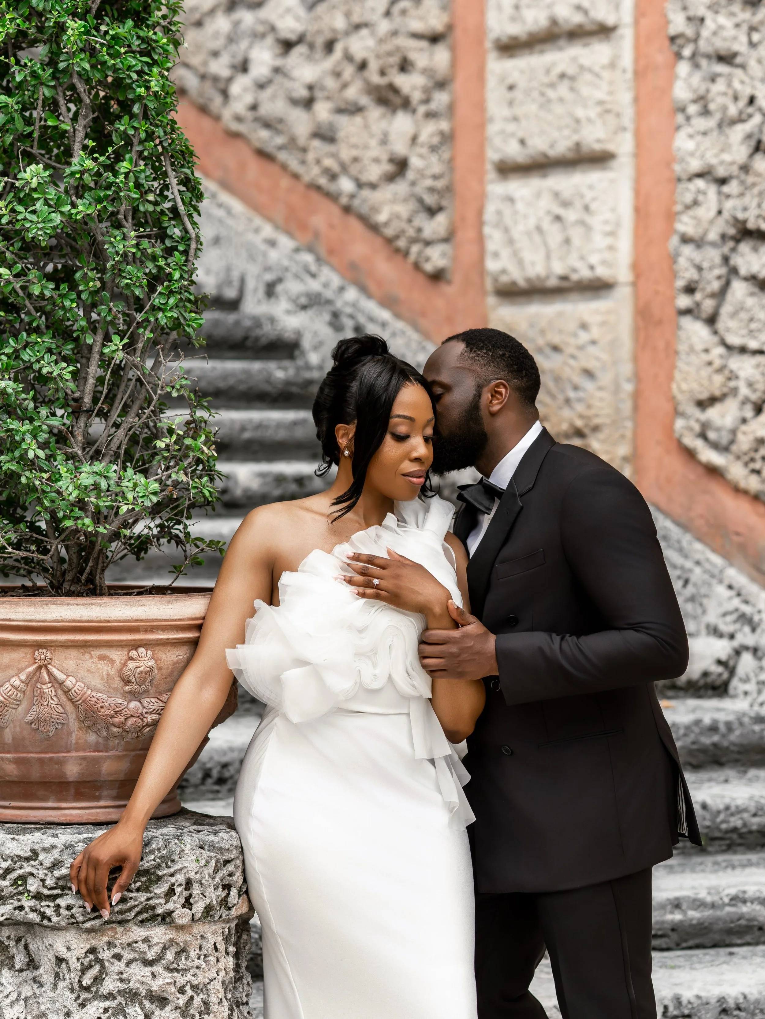 Thinking about doing your engagement session at @vizcaya_museum ? Save this!

Let&rsquo;s talk about the BEST time of year for an outdoor engagement session in Miami&hellip;

Because as beautiful as Vizcaya is, it is too damn hot down there.

For loc