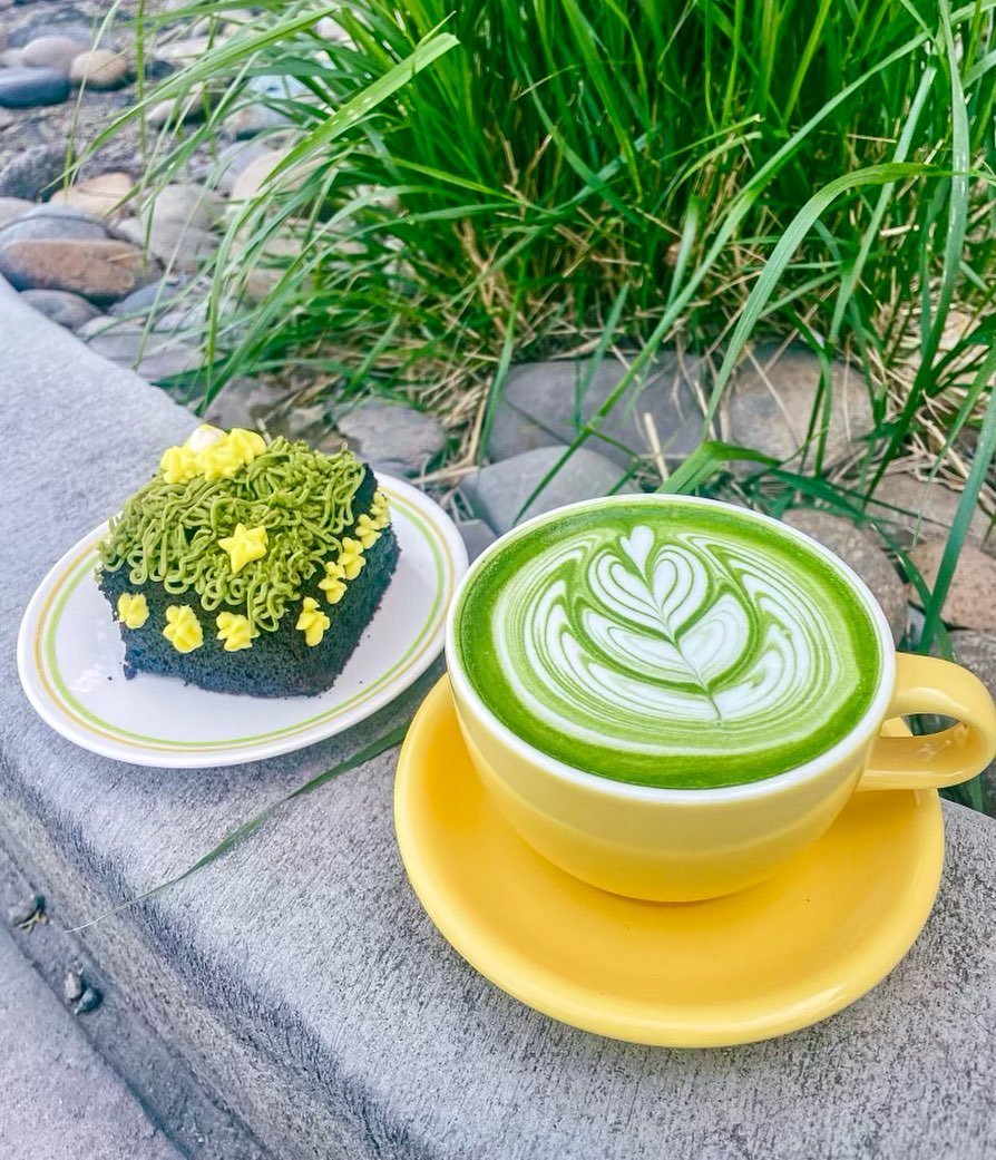 It&rsquo;s a matcha kind of monday 😌 

Thank you Aaron for the beautiful pour, Adi for the chocolate matcha cake, and Justine for the photo! 💗