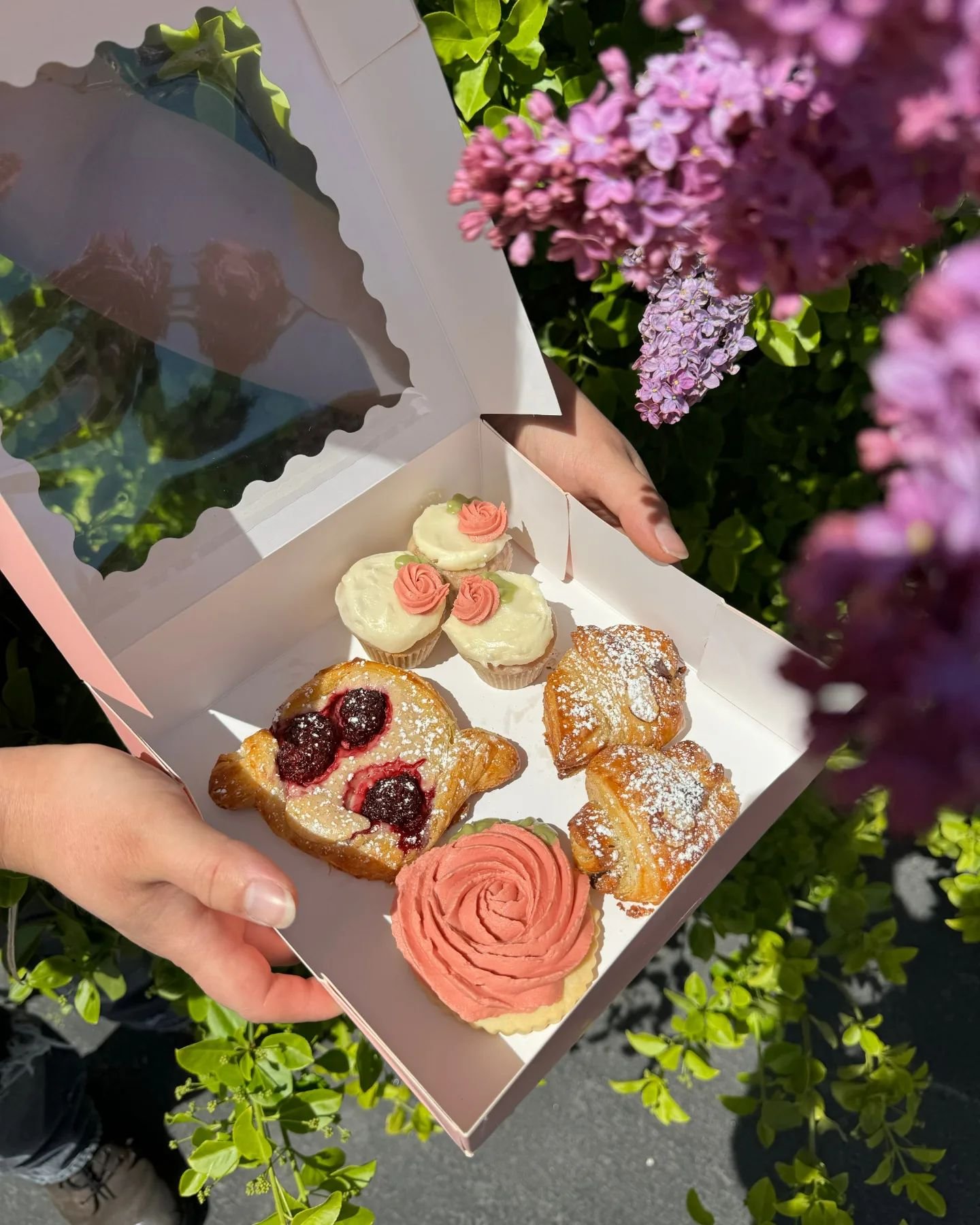 Preorder a Mother's Day treat box now! Link in bio!

Includes:

🥐 2 mini almond &amp; chocolate croissants
🧁 3 mini cupcakes
🌸 berry cream cheese danish
🍥 sugar cookie (all natural coloring, always!)

Packaged in an adorbs gift box 🩷 Procrastina