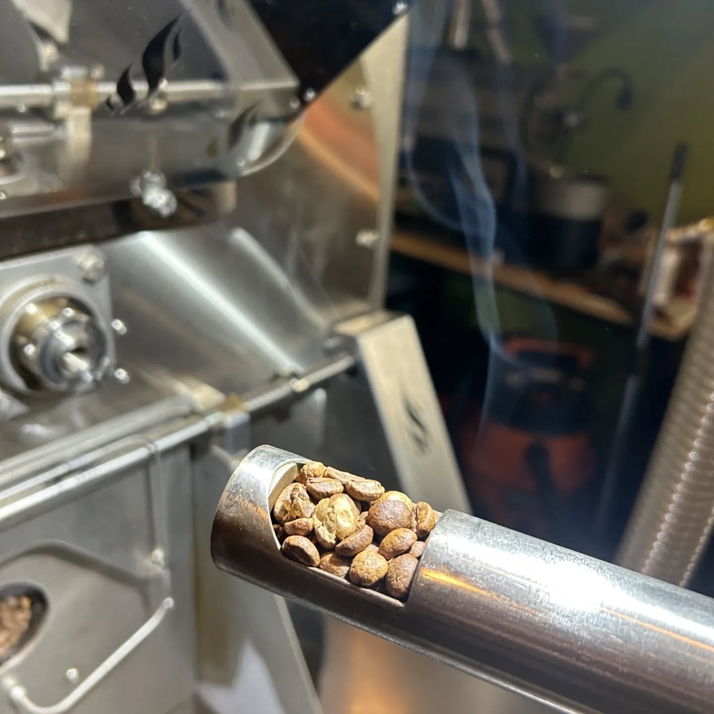 ☕Roasting our House Blend makes for a lovely Wednesday☕ What's your favorite blend? 

#locallyroasted #flyingmnampa #flyingmcoffeegarage #downtownnampa #nampaidaho