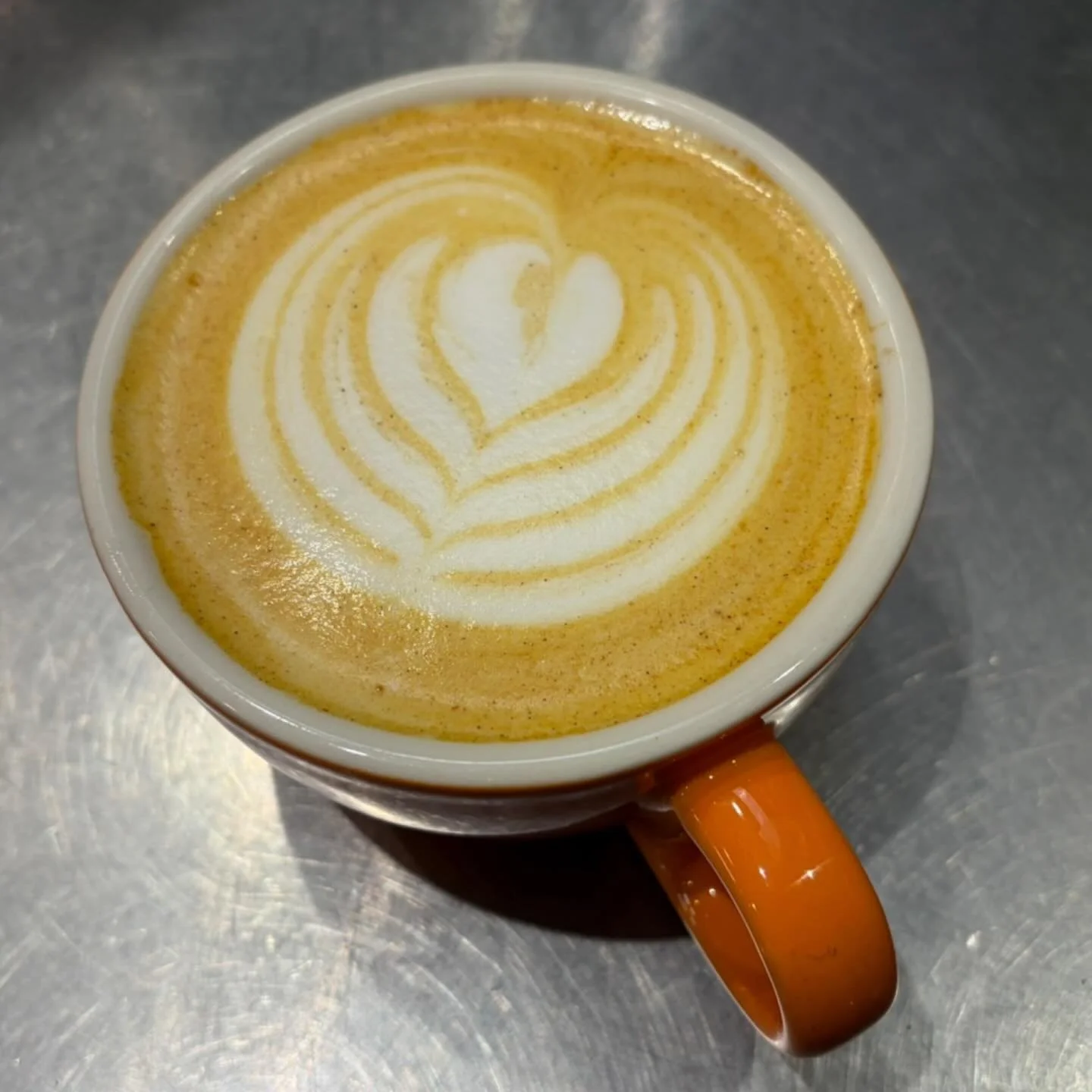 It&rsquo;s definitely coffee weather! Here&rsquo;s a turmeric latte poured by @shyglassworks ! 😍 #flyingmboise #flyingm #downtownboise