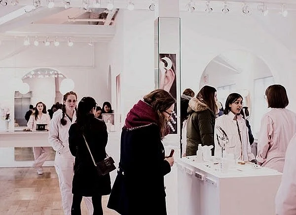 Customers+shopping+in+store.jpg