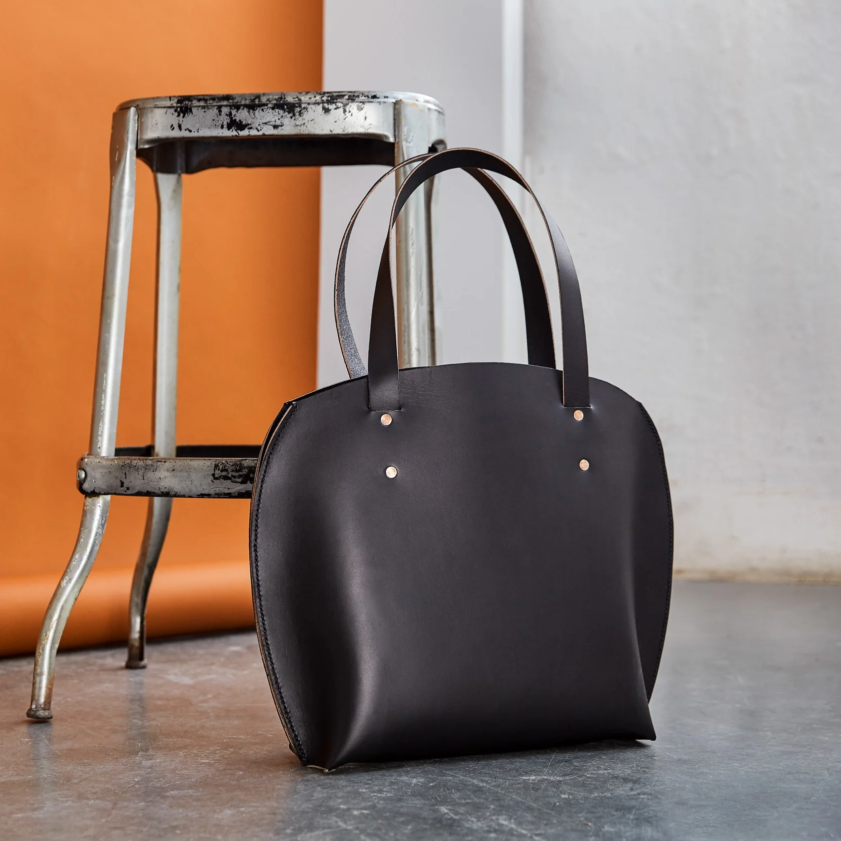 ILLO-Leather-LARGE ROUND TOTE-19621-F-.jpg