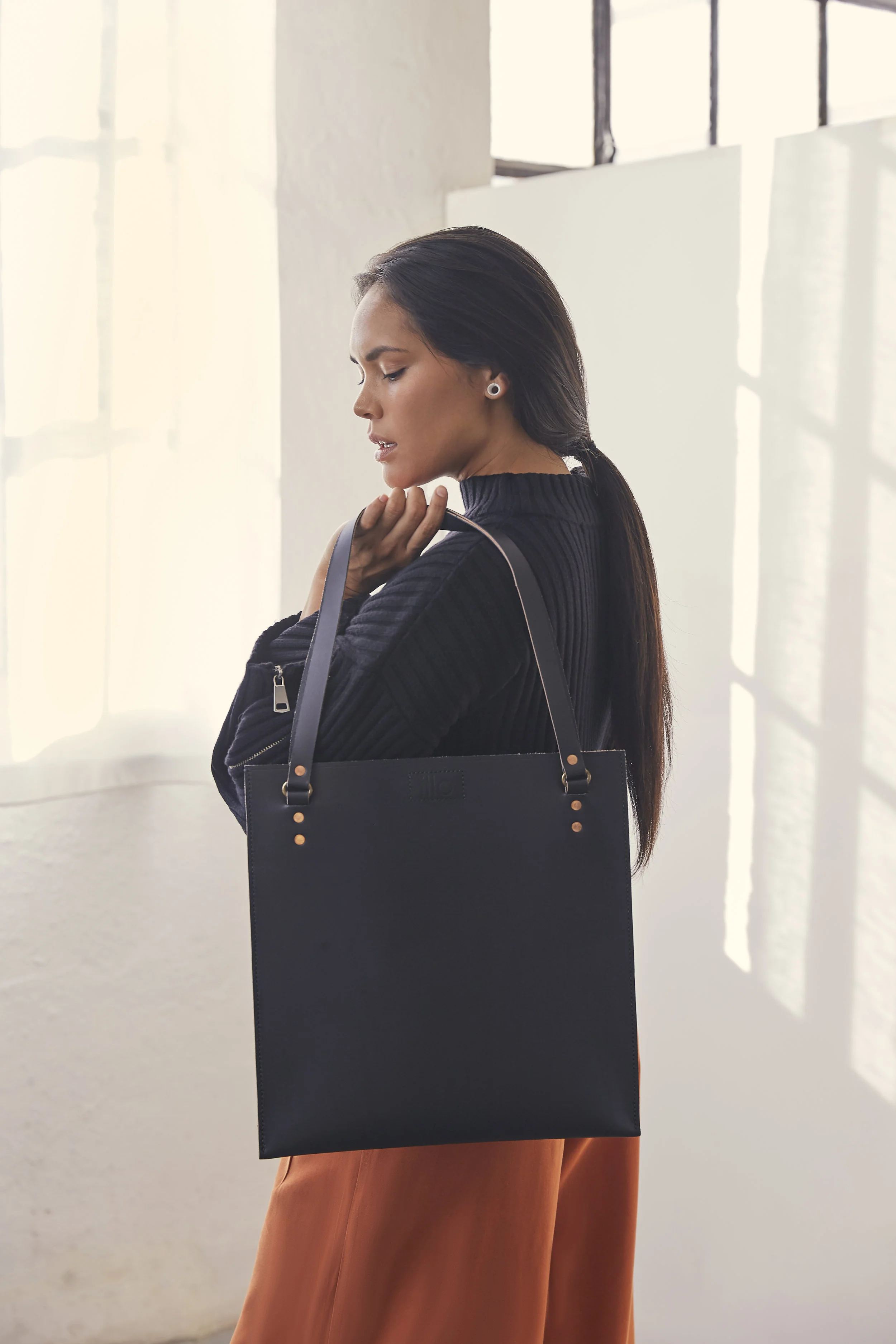ILLO-Leather-DITC-BLACK- 44 1-F-.jpg