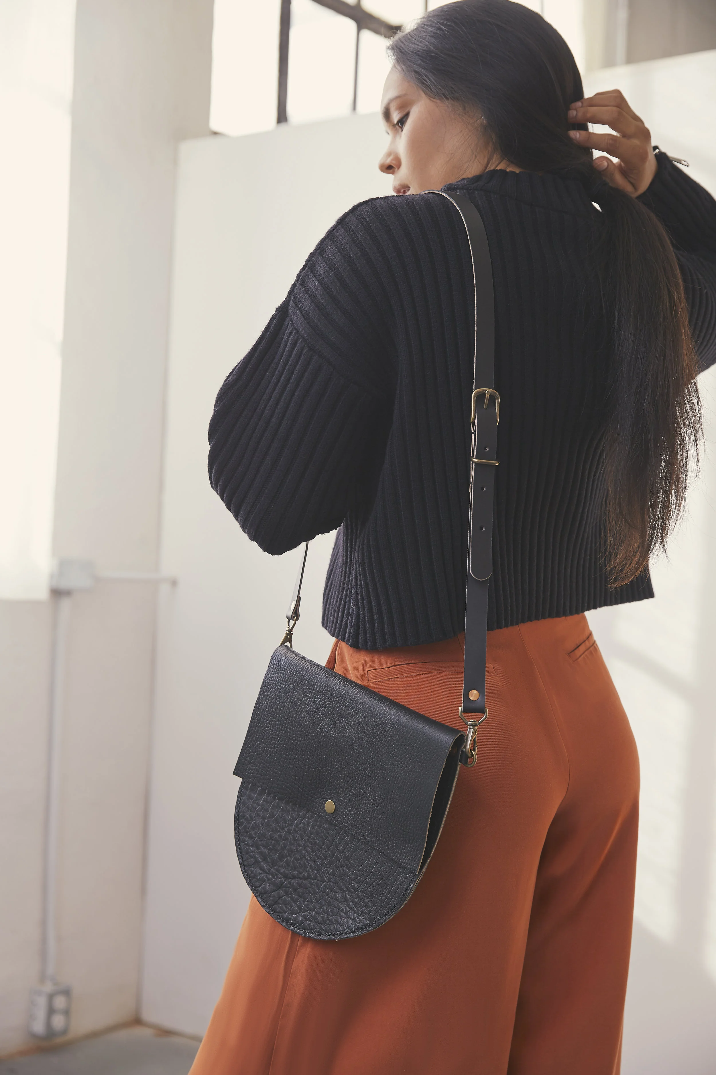 ILLO-Leather-FLAT CIRCLE BAG-MILLED BLACK-19473-F-.jpg