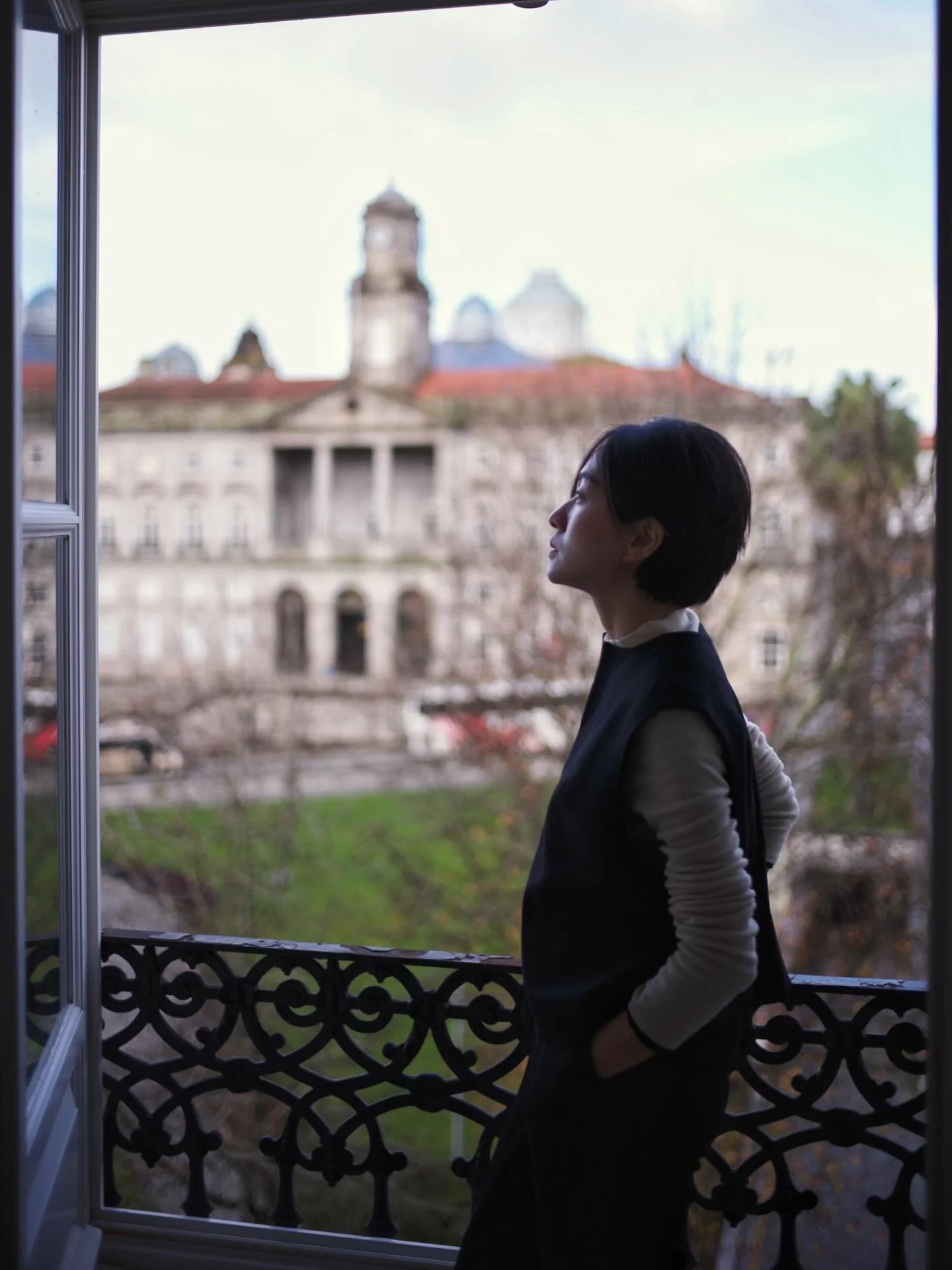 允許所有事情發生

.

兩個多禮拜的年節假期後回到台北，緊接著是繁雜緊湊和遲遲逃避不點開滿出來的工作信件、訊息，這兩天必須加緊消化進入狀況。更不用說，同時候需要把入住12年的空間淨空，一堆合約、各種期限還有已條例好幾頁的代辦程序。
 

雖然有著滿出來的事項，但有觀察到心境其實有些踏實甚至對於未知少了些不安，反而有點興奮新的探索和開始！？

.
 

聖經裡有句大致是說：「生命不會加諸於超過所能承受的試煉⋯」是這樣相信的，經歷後都是新的累積。

開放的心態允許所有的事情發生，致命的往往也伴隨最