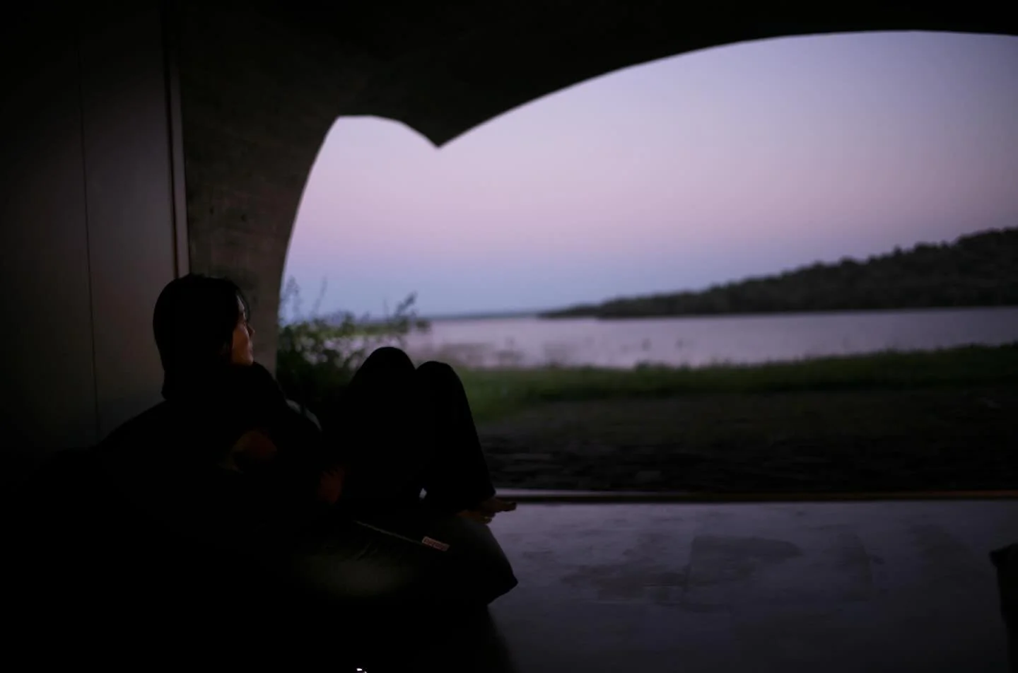 獨享那面靜謐的湖 
 

從外觀上無法窺見建築的全貌，順著自然植披覆蓋的小徑往下探，接著迎來沒有邊際專屬寂靜寧和的歇憩。
 
 
. 

這幾年覺得難得的空間，多半是回歸以自然為本體的建構方式、細膩考量人所需要生活機能的舒適，兩者有和諧的狀態，這裡就算是其中之一。
 

由 Manuel Aires Mateus 設計，並入選建築設計媒體 Arch Daily 2020 年建築賞，極簡、遼闊、寂靜，全員一致認可本次既能放鬆又喜歡，能安住安靜，不擔心時間推進好好在當下感受的空間。 
 
 
 
四