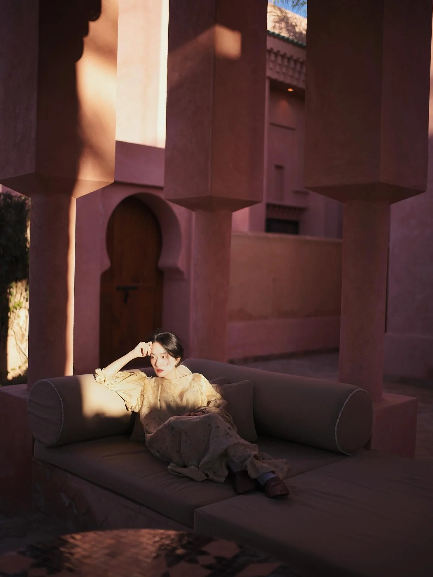 被通知需要安排旅遊時，慣例的點開 Aman 網頁。想去的希臘土耳其都休館中，幾番波折最終因為Amanjena 來到Marrakech,Morocco.

 . 

Amanjena 我自己定義為城市型安縵，沒有得天獨厚與環境的關係，因此更吃重「人」的養成。只可惜這次從接機到迎賓、房務、甚至行程，許多的細節甚至基本的事，都感受不到過往在安縵專屬的細膩和驚喜。

 
去年因著25週年翻新開幕，有感於科技設備而提升的舒適度。自選品牌這幾年更是發展醇熟荷包不保，餐點倒是都用心健康又好吃，尤其讓人想念的p