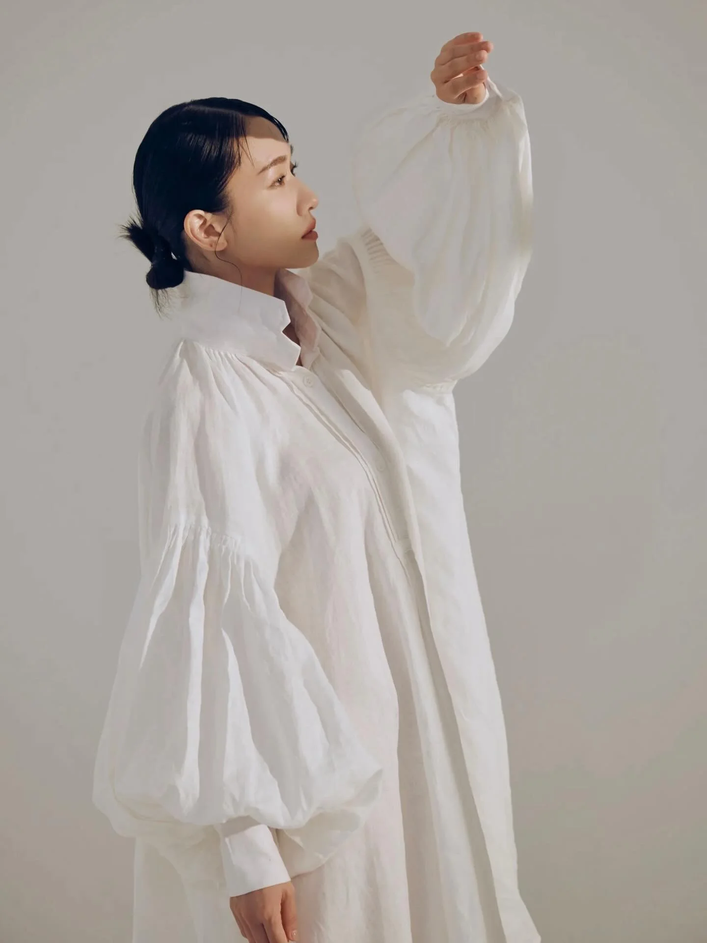 記得茶道老師跟總是需要邏輯的我分享過：「解剖學下看不見美」
 

那是不是當美凌駕於一切的時候，背後那些論述、條件都不再是最重要的？因為不需要任何理性的佐證，那是情感連結的時刻。
 

2026 第一篇日記，紀錄的怎麼就是對自己失望的一次。開頭是這樣：一切發生得好突然、好快速根本來不及反應，就像所有最美好的事物一樣，它是抓不住的，因為短暫脆弱因為從不曾幻想能觸擊所以美嗎？
 

.

時間真的過得太快，才開始的一年一個月過完了。很多時候我們用了過份超量的事情來塞滿行事曆，好像這樣才足以證明自己好