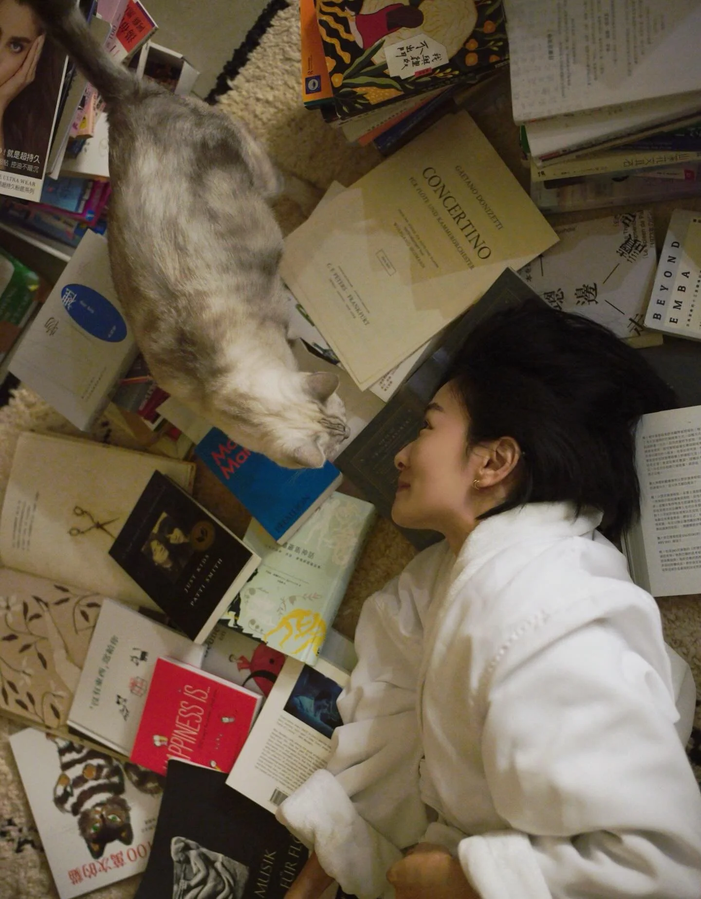 前陣子生活中交疊著各種事項，最難耐的莫過於對於工作前必定先整理自己、打掃環境才能開工的阿姨來說，就是四處疊放著紙箱、灑落著還沒分類打包物品的混亂。
 

. 

在緊湊的排程裡試著從混亂中建立實質和心理需要的秩序（但我發現後期真的是有點麻痺，習慣這混亂🤪  真是論環境的重要啊～
 

盡可能有吃飯的話還是吃得營養、再怎麼樣不放掉每週的運動時間、還有找到帶來身心安定以及愉悅的生活小事，像是從洗衣開始與香水一致的氣味。讓打包阿姨儘管外表略狼狽但本質至少香噴噴（？ @1010apothecary  