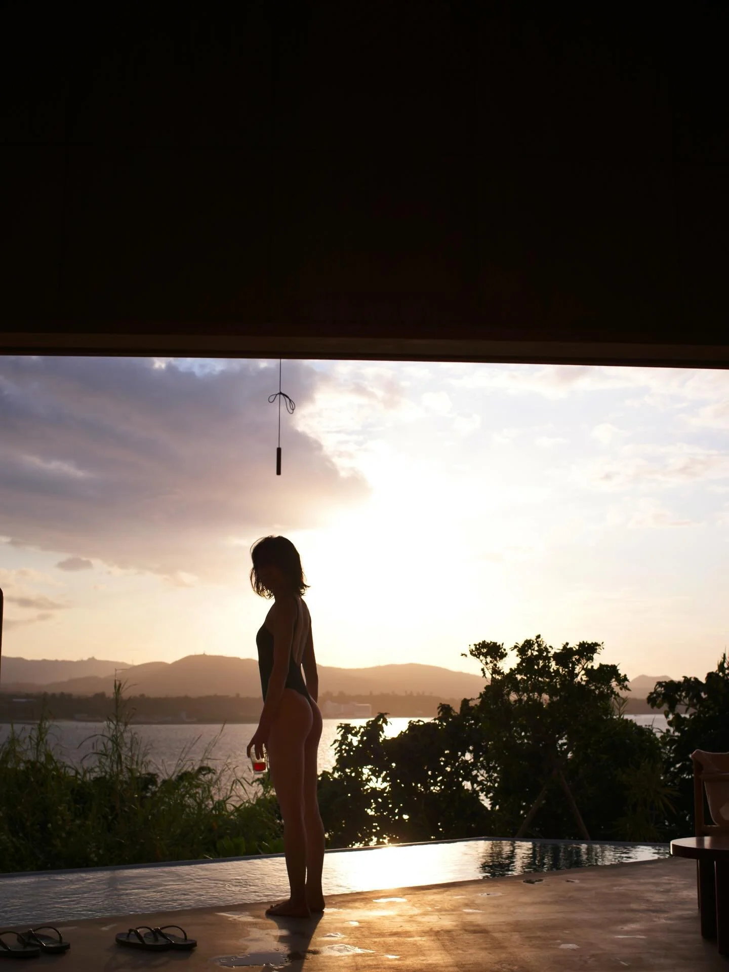 Every Wednesday, keep my feet on the ground. 
 
 .
 

身體異常的訊號一陣子了有些困擾，開始關注作息連帶影響身體、日常和運動的表現。某天有感的終於明白，時常被身邊人提醒的「好好照顧自己」不過意味著願意優先回應身體的需要，該吃飯吃飯該睡覺睡覺。
 
 
試著重新排序先後順序的最近，而且腳踏實地。