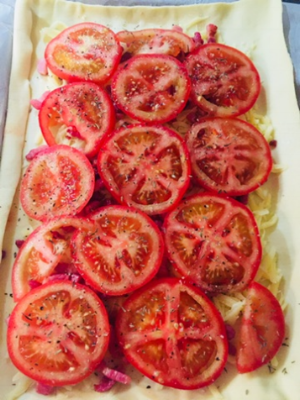 Slice tomato, Thyme, Salt & Pepper