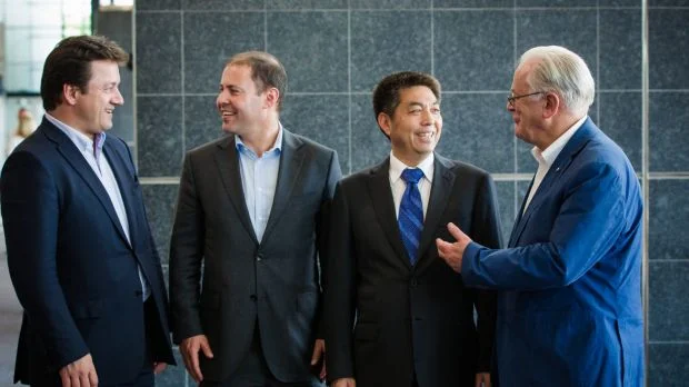 Ye Cheng, of Landbridge, and then trade minister Andrew Robb in 2015. Photo: Glenn Campbell