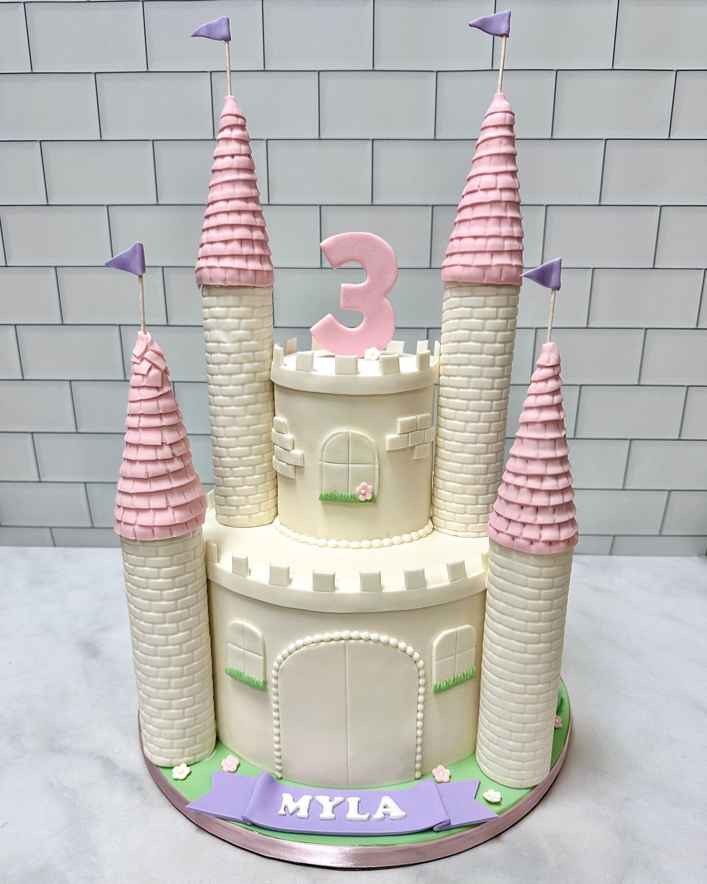 Every princess deserves a castle 🏰

#castlecake #kupcakekitchen #wantcake #princesscastlecake #princesscastle #cakesofinstagram #instacake #birthdaycakeideas #birthdayideas #birthdaypartyideas #birthdayinspiration #birthdayideasforgirls #birthdayide