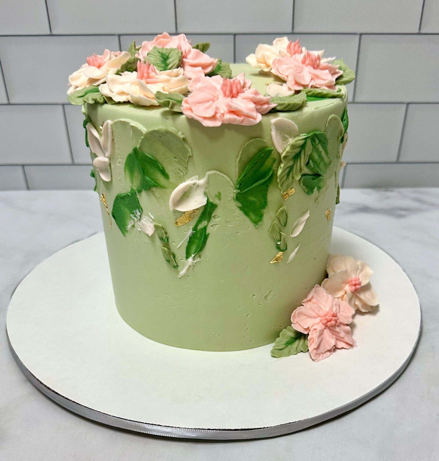 Floral buttercream is magical 🌷

#buttercreamflowerscake #kupcakekitchen #wantcake #buttercreamflowers #buttercreamflowercake #buttercreamfloral #buttercreamflowercakes #buttercreamart #buttercreamlove #buttercreamcakedesign #buttercreamdecorating #