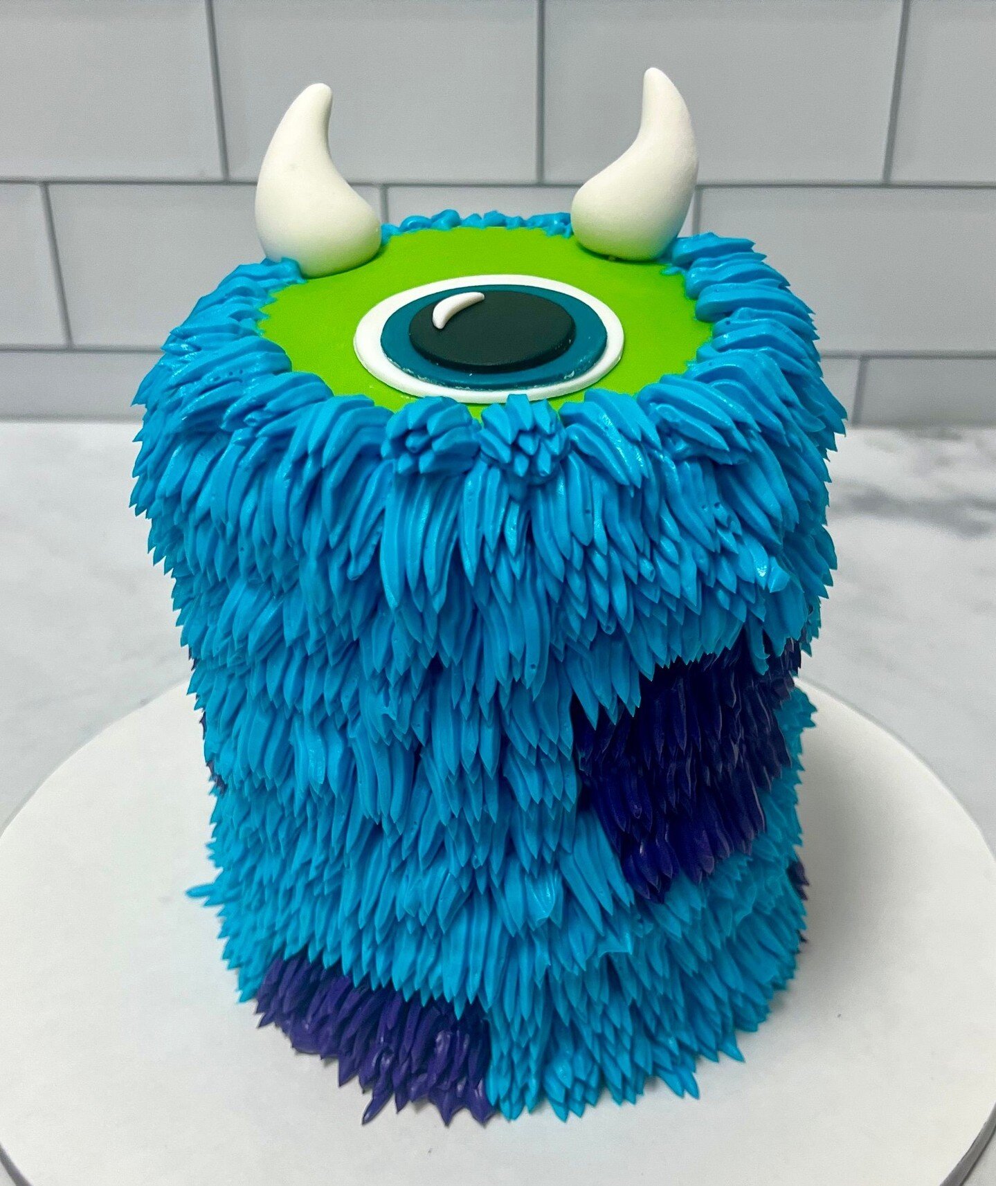 Who could resist this little monster 🥳

#monstercake #kupcakekitchen #wantcake #monsterparty #littlemonster #monstersinccake #cakeinspiration #cakesofinstagram #instacake #cakegram #birthdaycakeideas #birthdayideas #birthdayideasforkids #cakedesigne