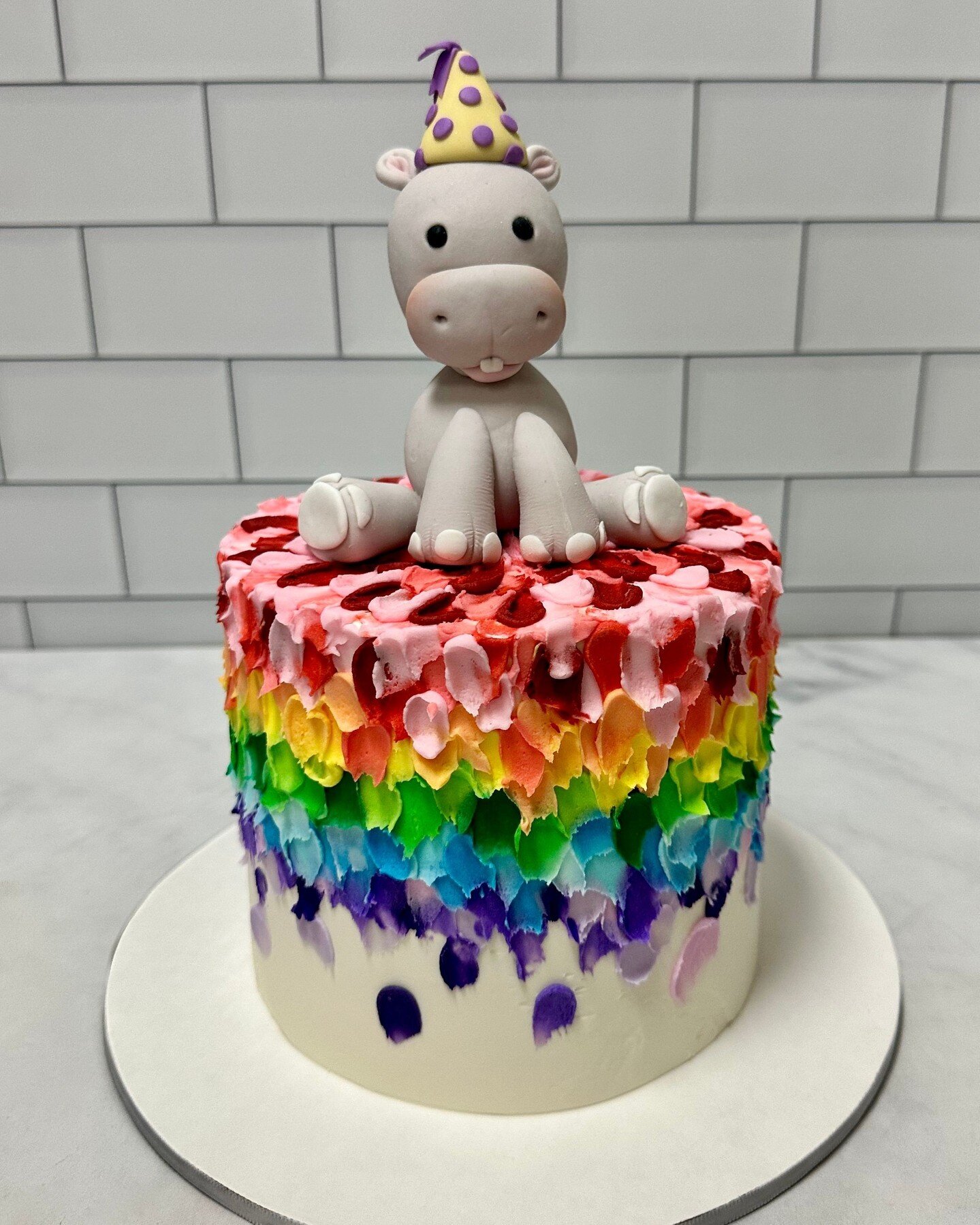A baby hippo birthday with delicate drops of rainbow! 🌈🦛

#babyhippo #rainbowdrops #kupcakekitchen #wantcake #cakeinspiration #cakeart #birthdaycakeideas #birthdayideas #birthdaypartyideas #birthdayinspiration #birthdayideasforkids #cakedesigner #d