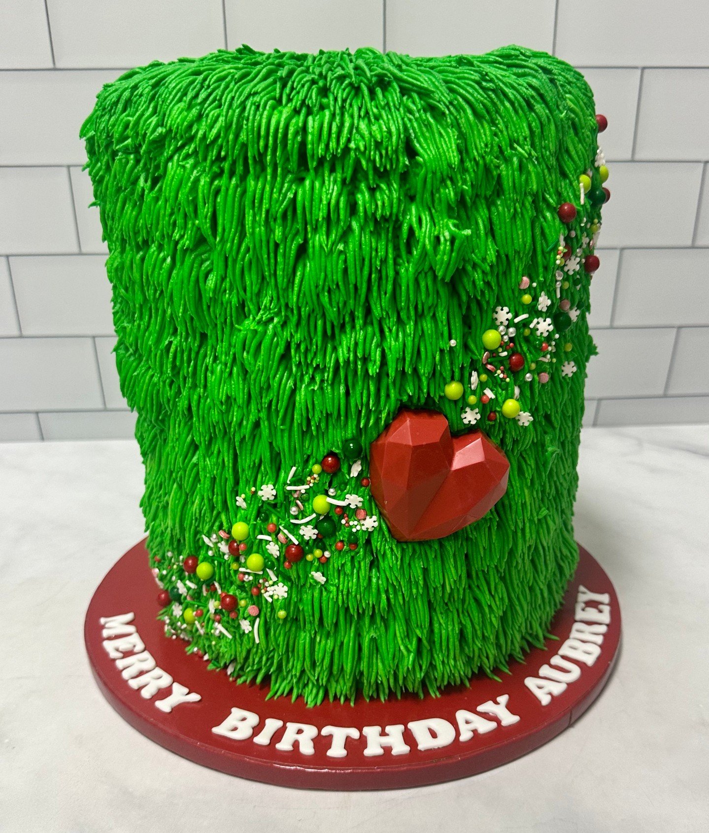 They say the Grinch Cake's heart grew 3 sizes that day 💗

#grinchcake #kupcakekitchen #wantcake #grinchparty #instacake #cakegram #birthdaycakeideas #birthdaypartyideas #birthdayinspiration #birthdayideasforkids #cakedesigner #designercakes #customc