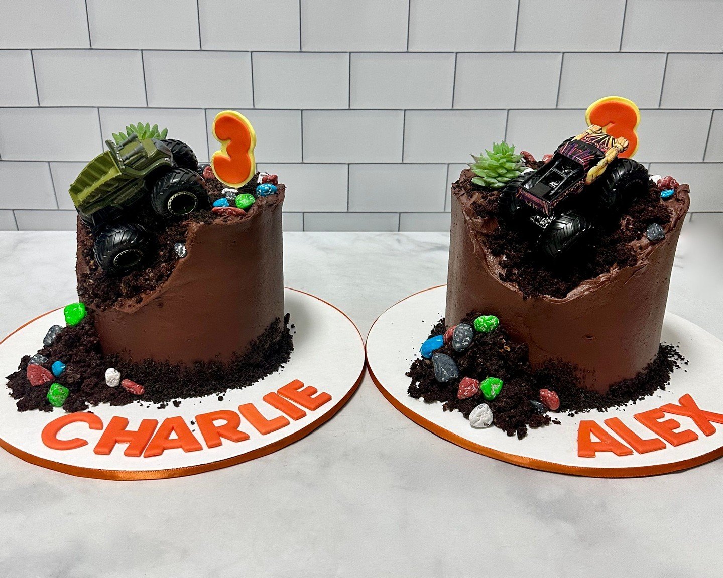 🚧 Monster Truck twins! 🚧

#twincakes #kupcakekitchen #wantcake #twincake #twinbirthday #twinbirthdaycake #monstertruckcake #monstertrucks #cakeinspiration #birthdaycakeideas #birthdayideas #birthdayinspiration #birthdayideasforkids #cakedesigner #d