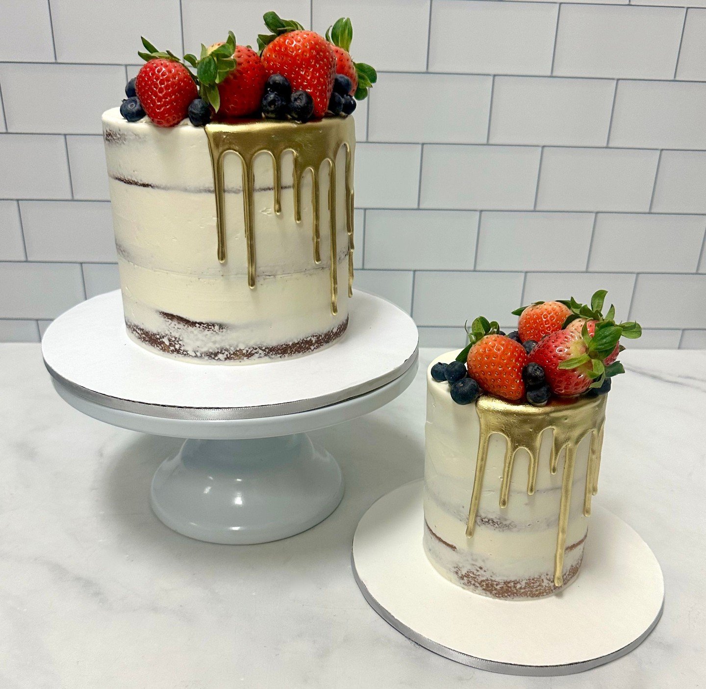 A beautiful gold drip berry cake with matching smash cake that we promise is ok to smash 🍓🌟

#golddrip #kupcakekitchen #wantcake #dripcake #dripcakes #drippingcake #drippingcakes #dripstagram #dripcakelove #dripcakeideas #1stbirthdaycake #1stbirthd