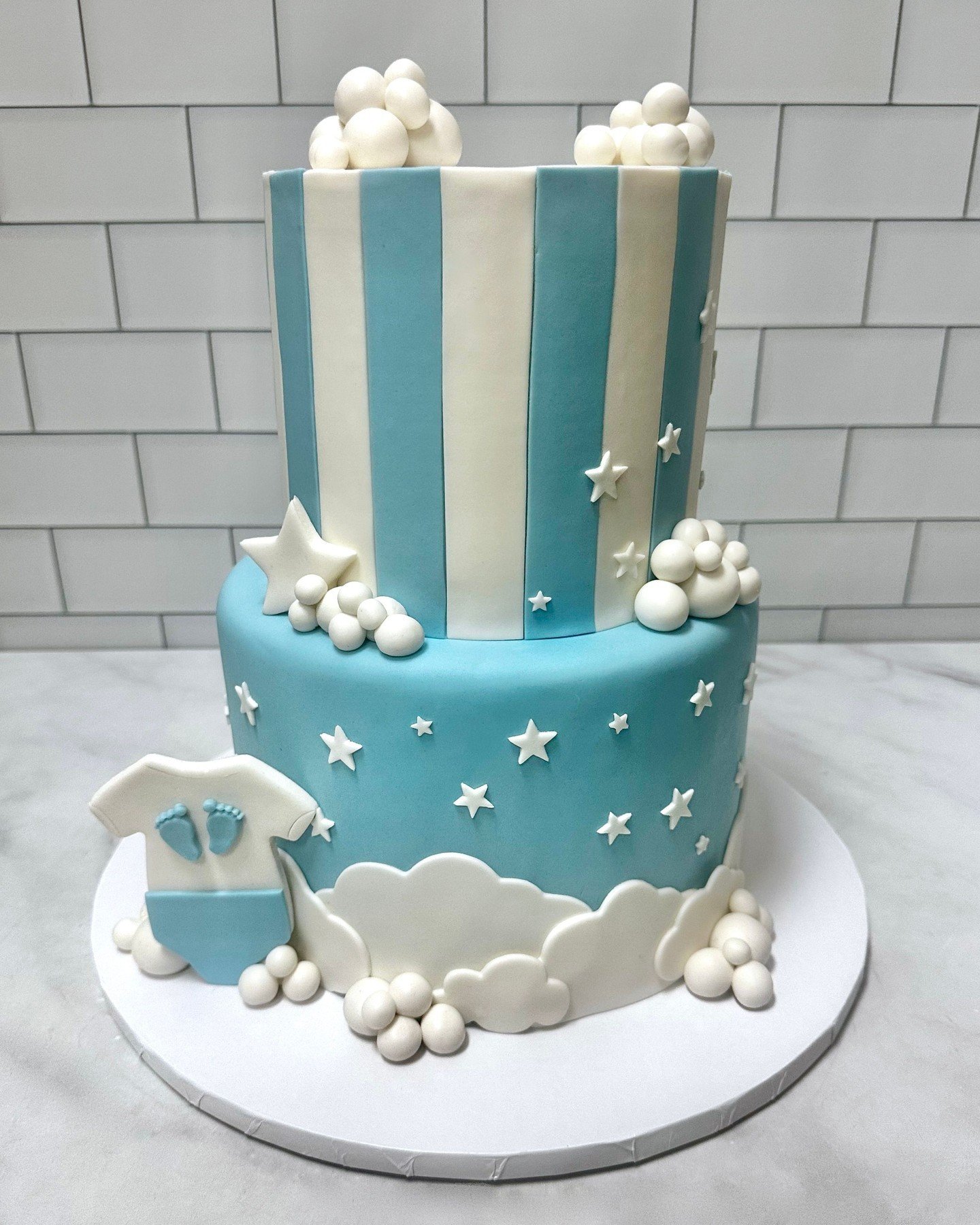 A dreamy blue baby shower cake for a precious baby boy! 💙

#babyshowercake #kupcakekitchen #wantcake #babyannouncement #babyannouncements #babyannouncementideas #babyshowercakes #babycake #babycakes #babyshowerideas #babyshoweridea #babyshowerparty 