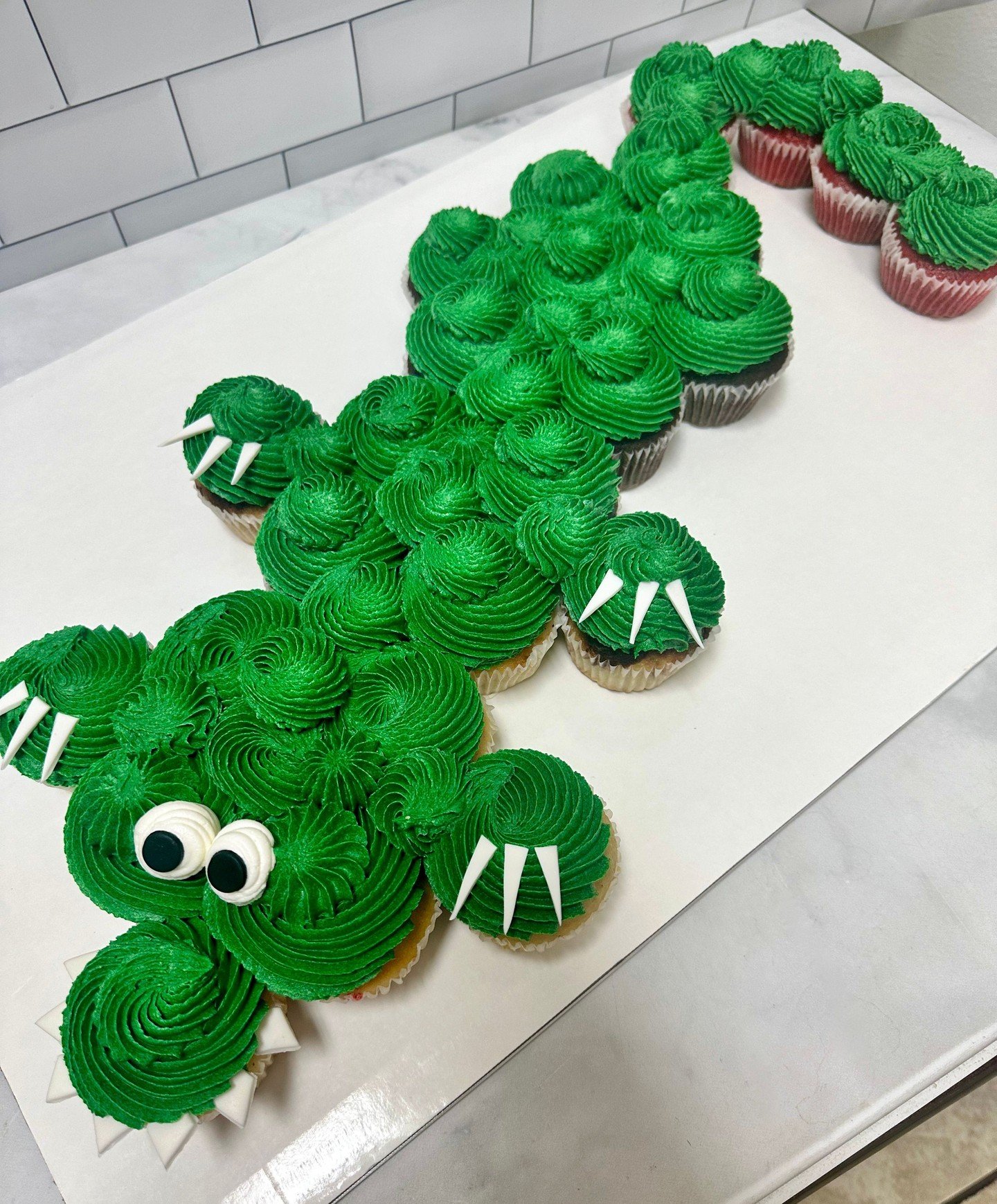 Know the difference between an alligator and a crocodile? One'll see you later, the other'll see you after a while 🐊

#crocodilecupcakes #kupcakekitchen #wantcake #pullapartcake #pullapartcupcakes #crocodilecake #alligatorcake #customcupcakes #amazi