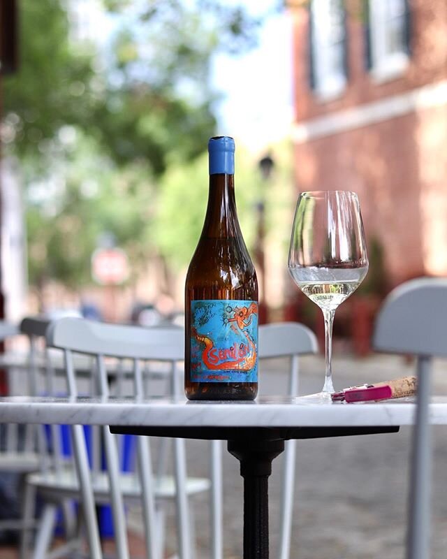 TONIGHT! AL FRESCO!
w/ a glass of...
Escándalo 2019 Semillon from Valle del Colchagua, Chile.
Join us out front or in The Shambles. Reservations through @resy and you can order online for delivery or pickup. 
CHEERS!
:
:
#wine #winebar #naturalwine 