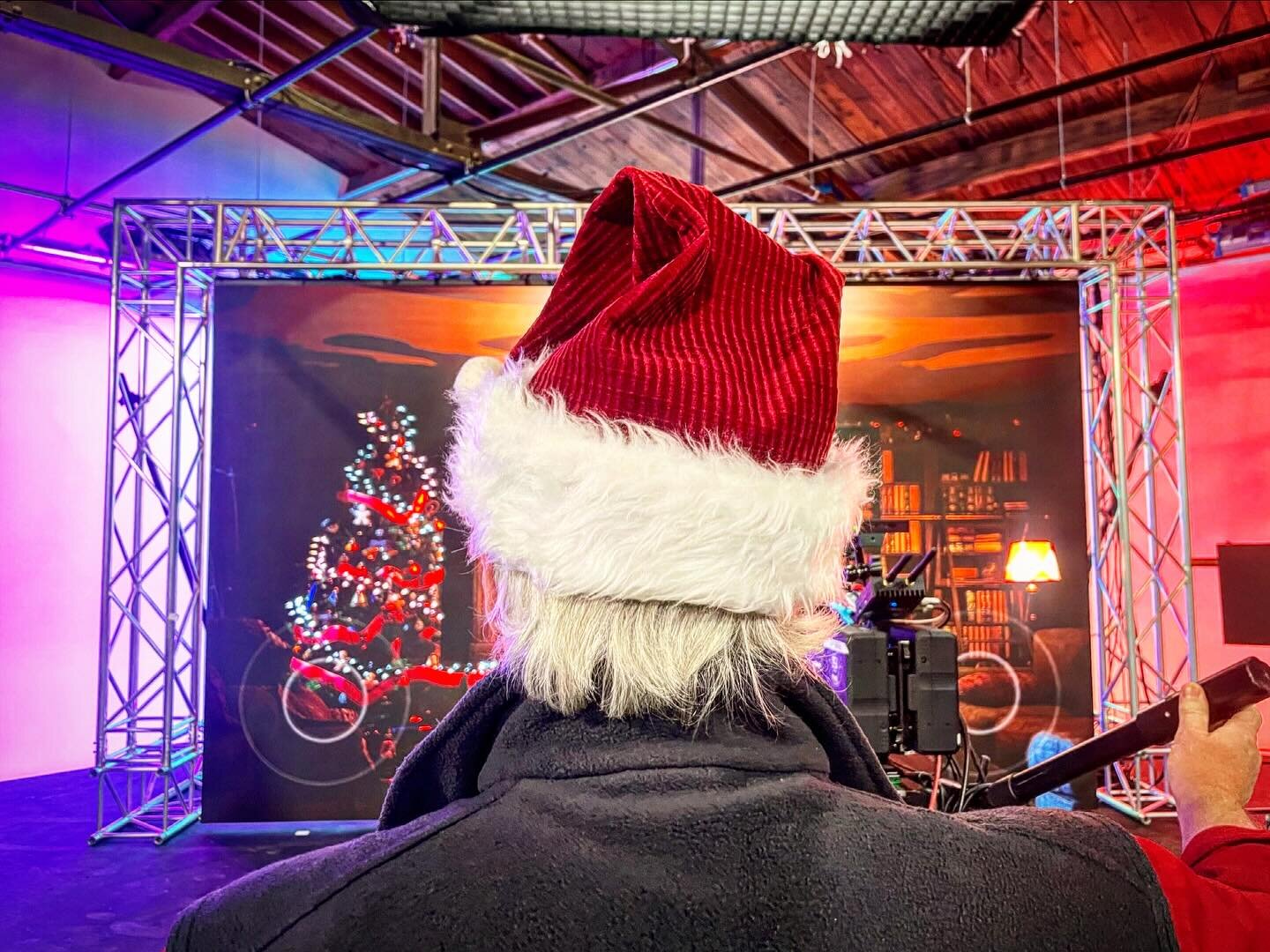 Santa came to town! Happy Holidays from @rittenhousefilmworks and @keystonepictures 🎅 Wishing everyone a joyful holiday season 🎄

#shotatrittenhouse #happyholidays #standin #christmas #studio #phillyfilm #phillyfilmsociety #ledwall #volumewall