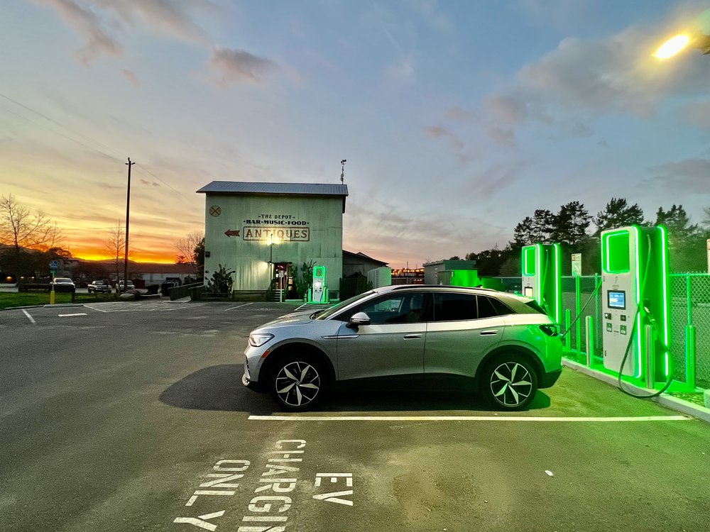 Los Alamos bar, music, food, antiques - and ev charging