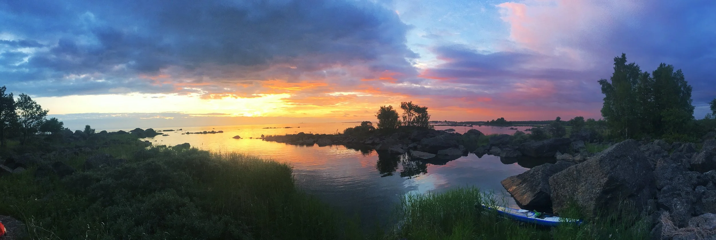 Viimeiset auringonsäteet värjäsivät taivaan upeasti, ennen auringon painumista pilvien taakse.