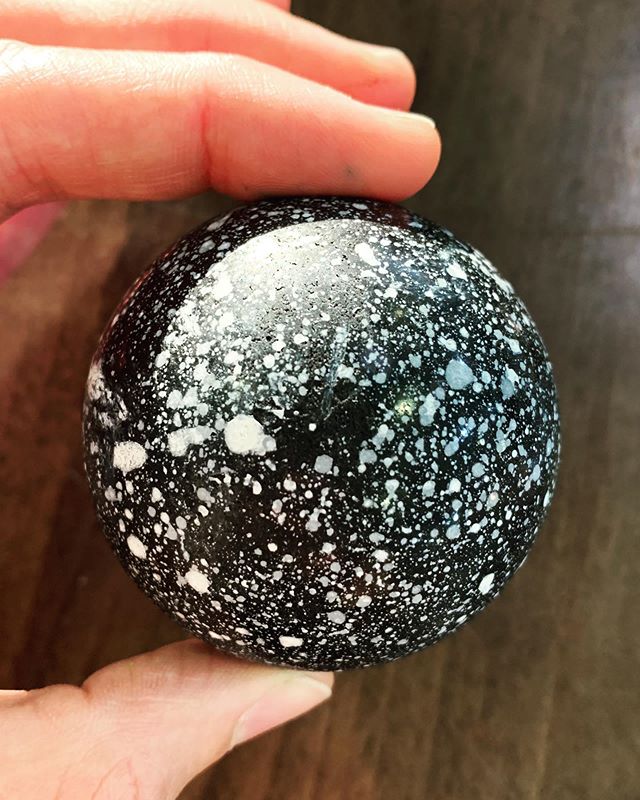 Before and after the bite. Vegan raspberry fl&oslash;debolle with lemon marzipan and rosemary infused 70.5% dark #callebaut chocolate with white speckled charcoal decoration.
.
.
.
.
.
.
.
.
.
.
#KUFstudios #KUFcakes #KUFpuffs #geometriccakes #geomet