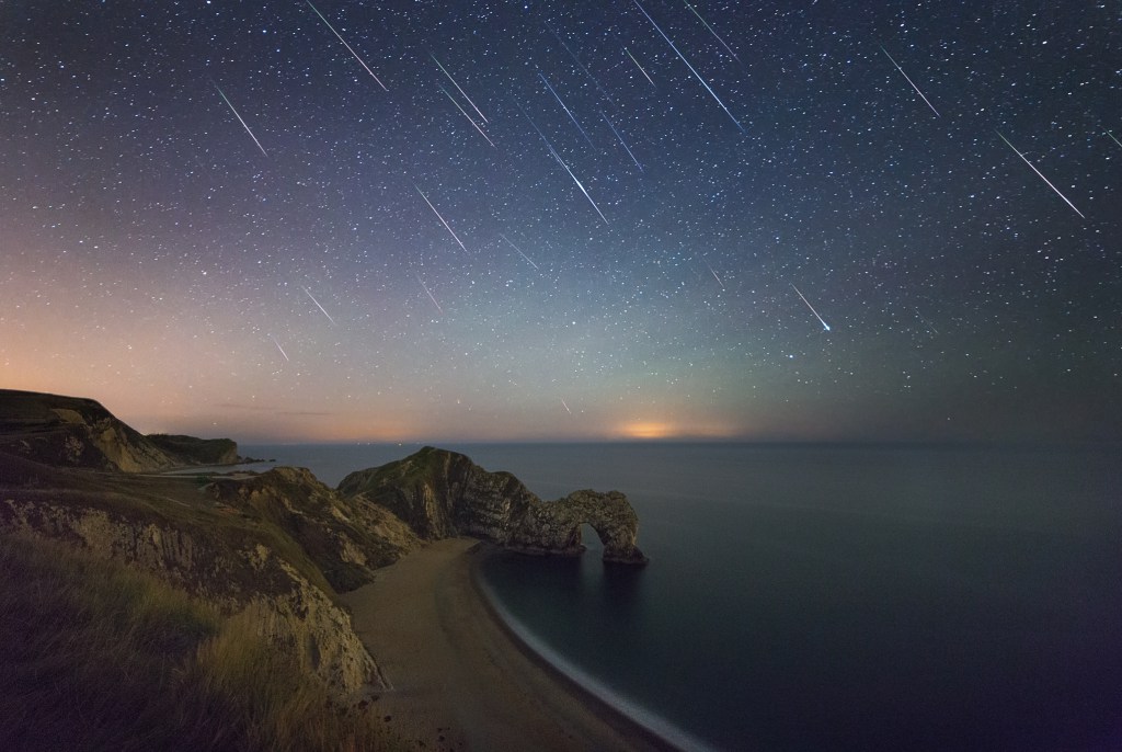 3 hours of Perseids meteors above Durdle Door, Dorset