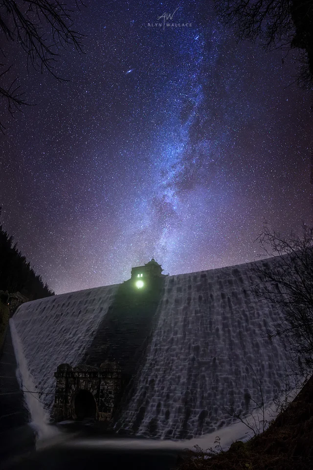 Pen y Garreg Dam, Elan Valley ( f/2.2 / 25 secs / ISO12,800 / 4-shot panorama )
