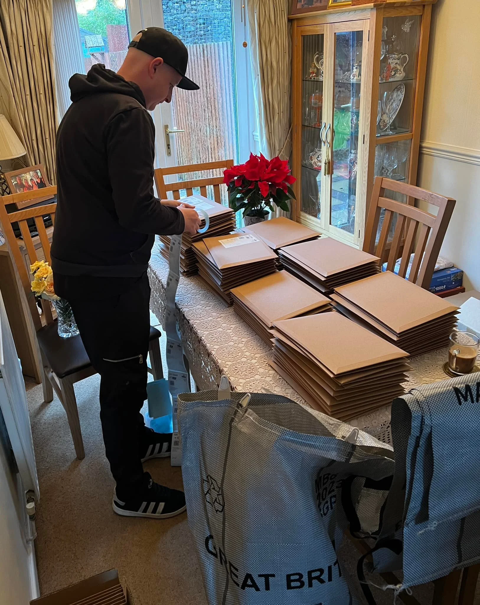 2025 Night Sky Calendar is now shipping worldwide and is shifting fast! 🇺🇸🇪🇺🇬🇧🏴󠁧󠁢󠁷󠁬󠁳󠁿🇹🇷
Rhys Wallace and Pauline Wallace have been busy packing/posting and all orders to date have been shipped (apart from Canada due to post strikes!) 
