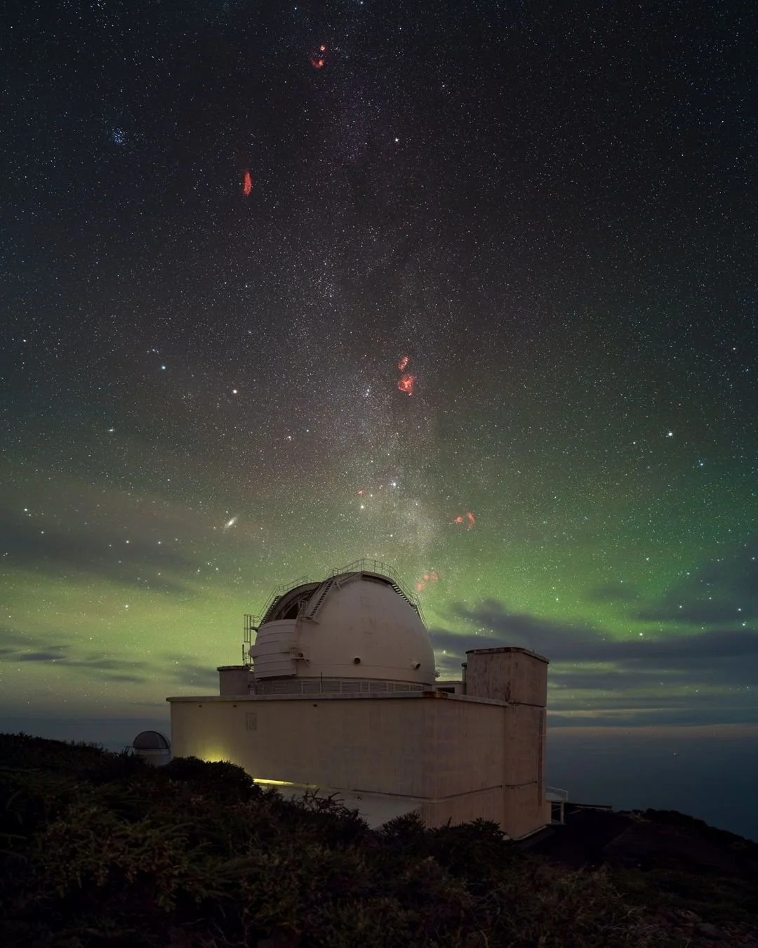 🌌 Such an incredible display of green airglow during this night on La Palma in the Canary Islands. The sky was captured with my astro modified camera and I also combined images captured with a hydrogen-alpha filter. This allows you to unveil huge cl