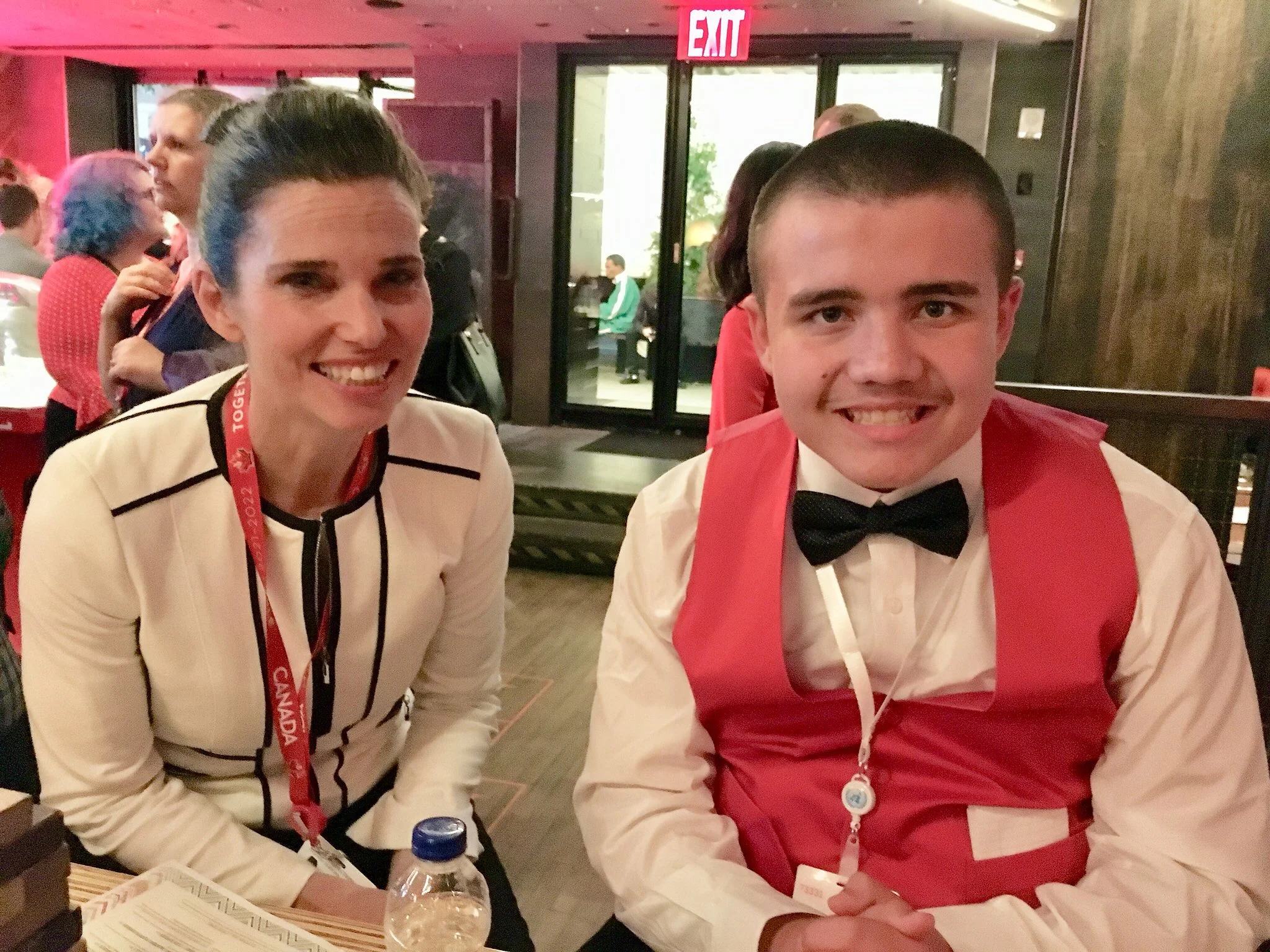 Liam en compagnie de Kirsty Duncan, ministre des Sciences et ministre des Sports et des Personnes handicapées